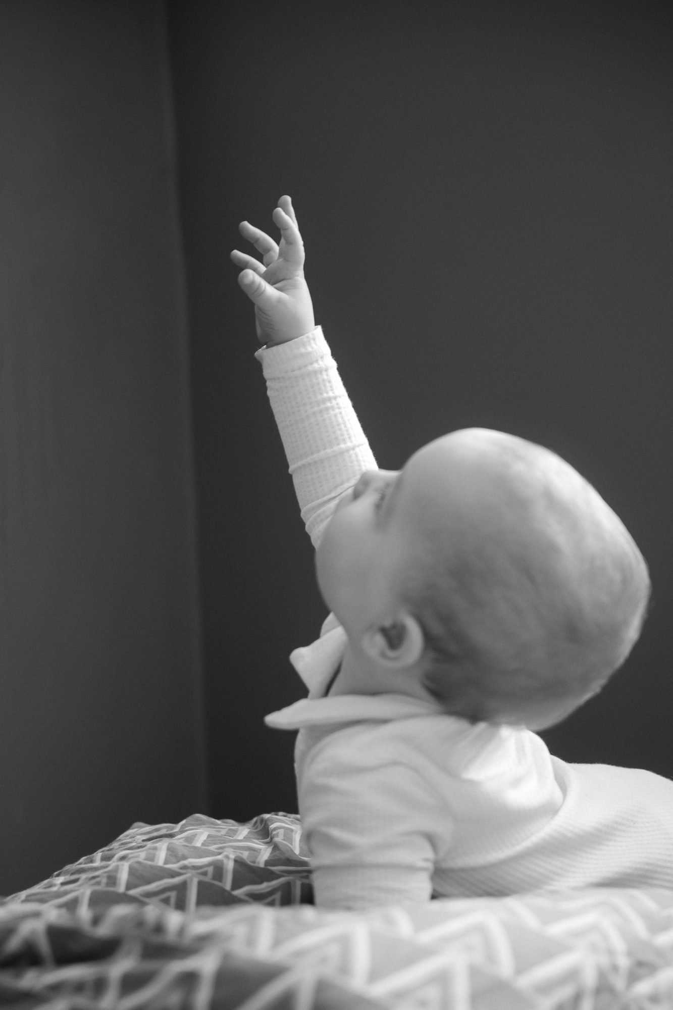 Regard tendre échangé entre une mère et son bébé