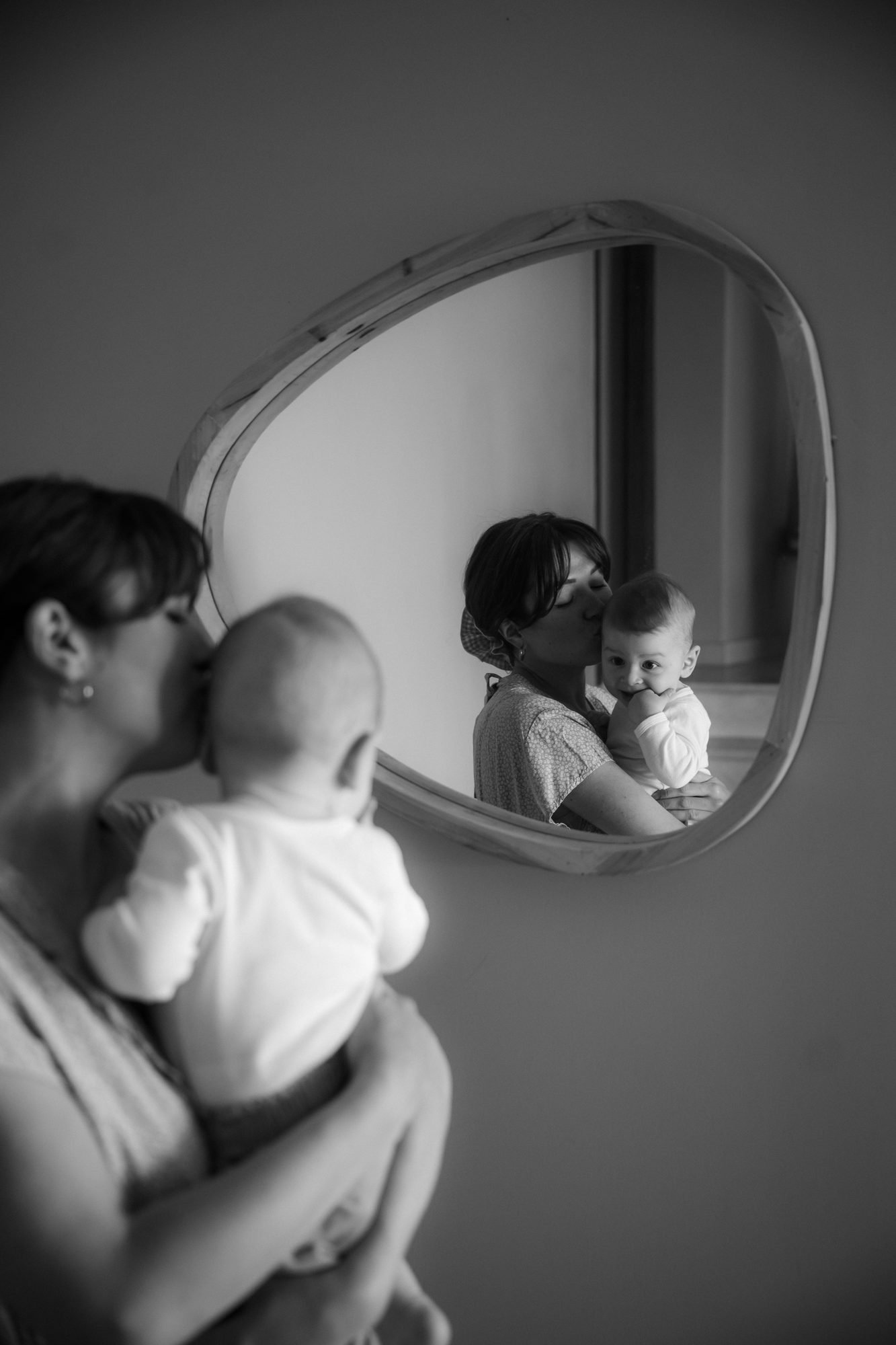 Bébé blotti au creux du cou de sa maman