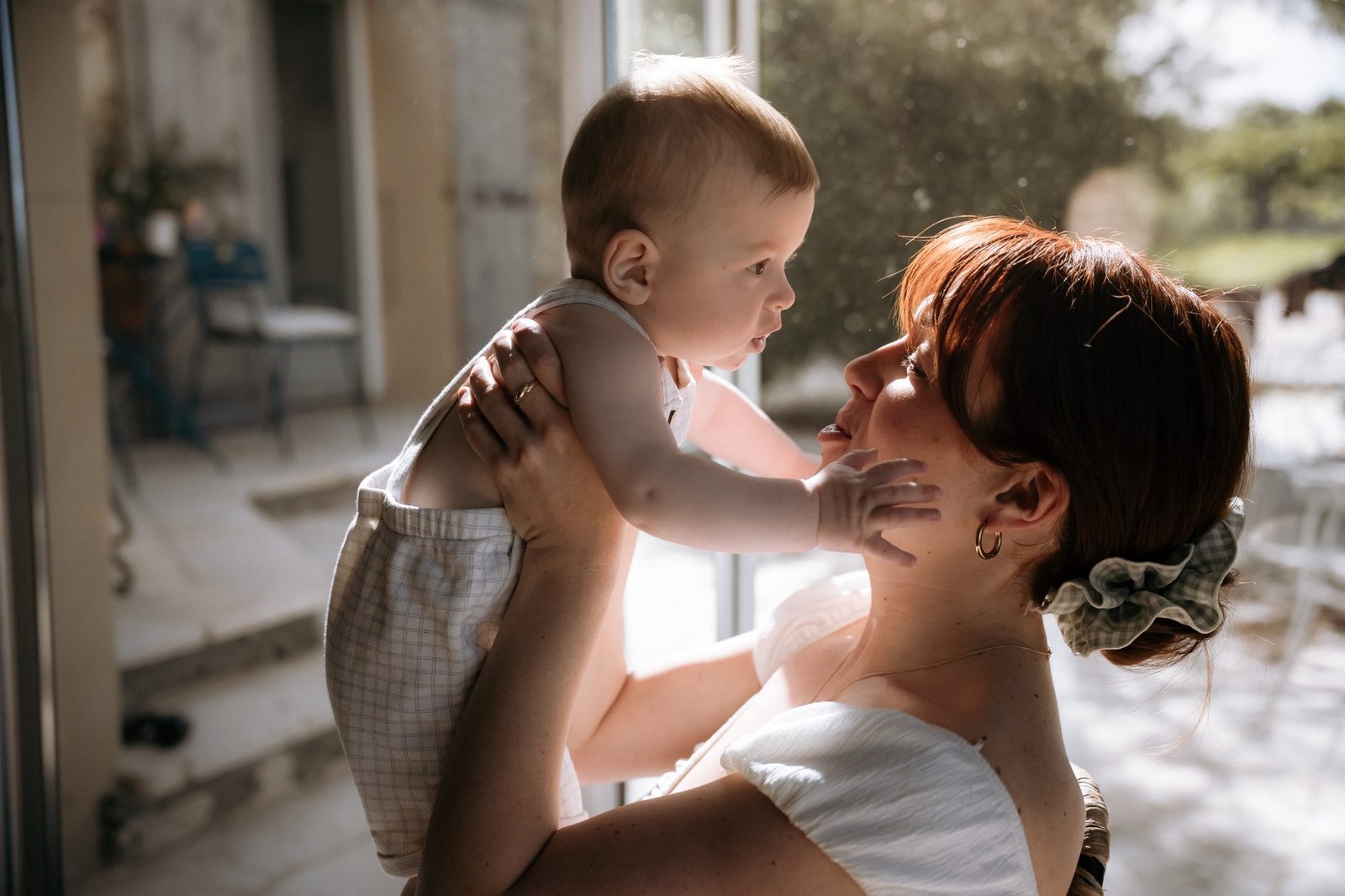 Portrait tendre d'une mère et son enfant, décor rustique