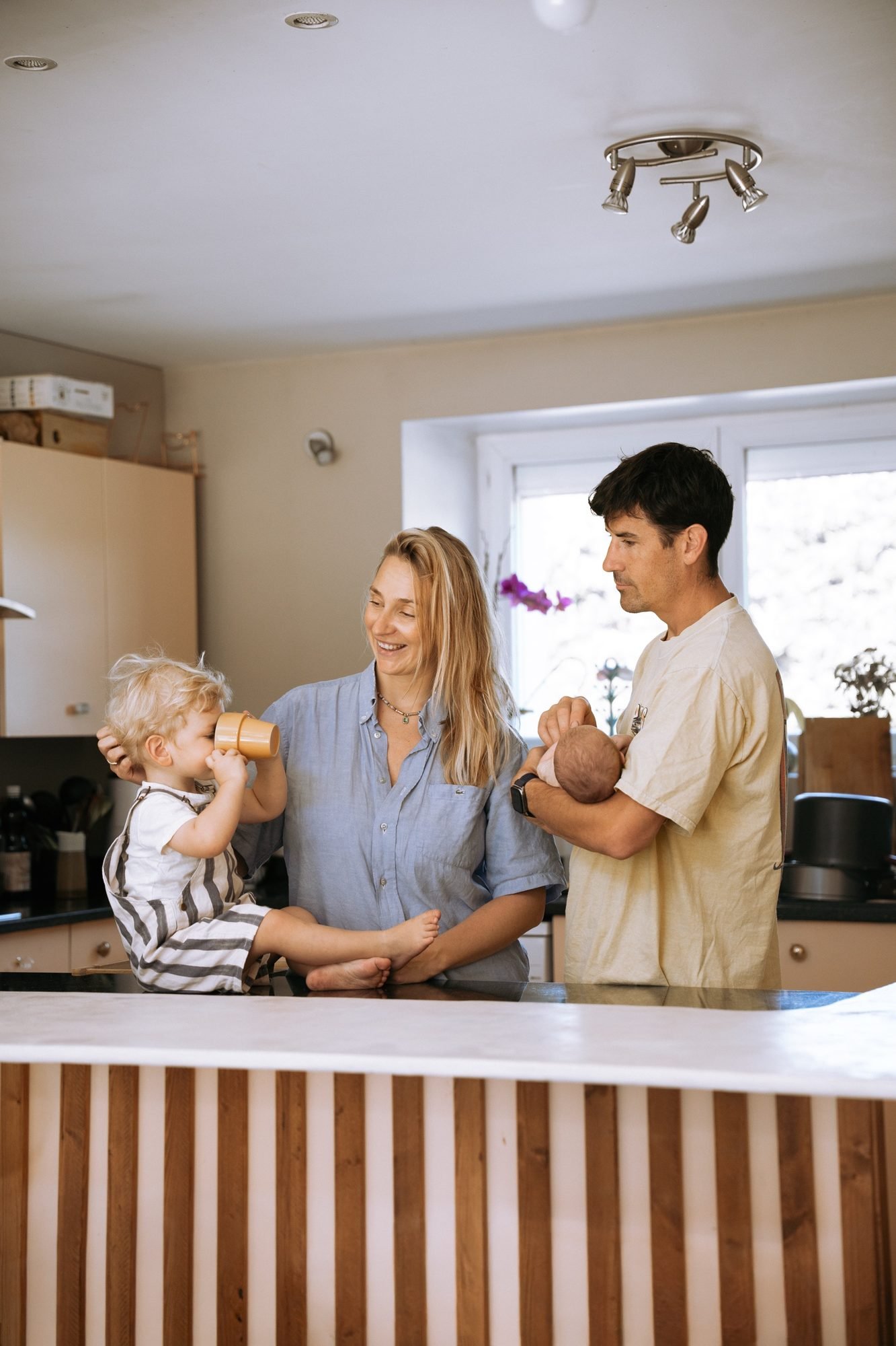 Complicité entre une maman et son bébé au cœur de la Provence