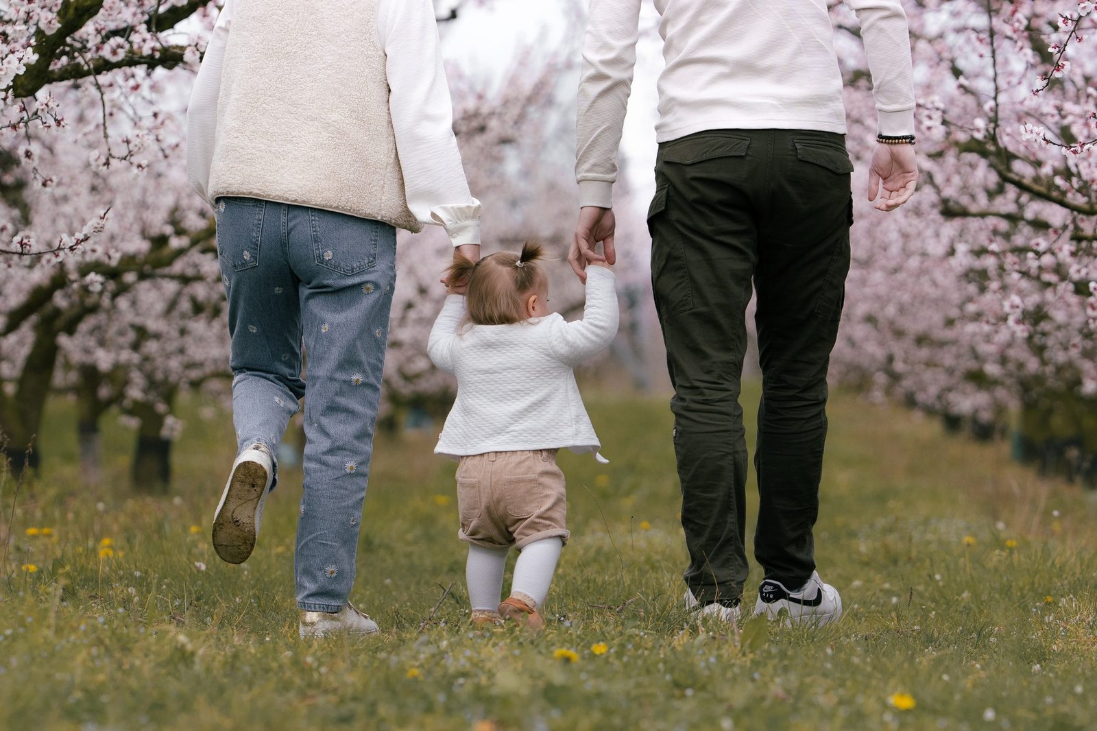 Reflet tendre dans le miroir : une mère embrasse son bébé