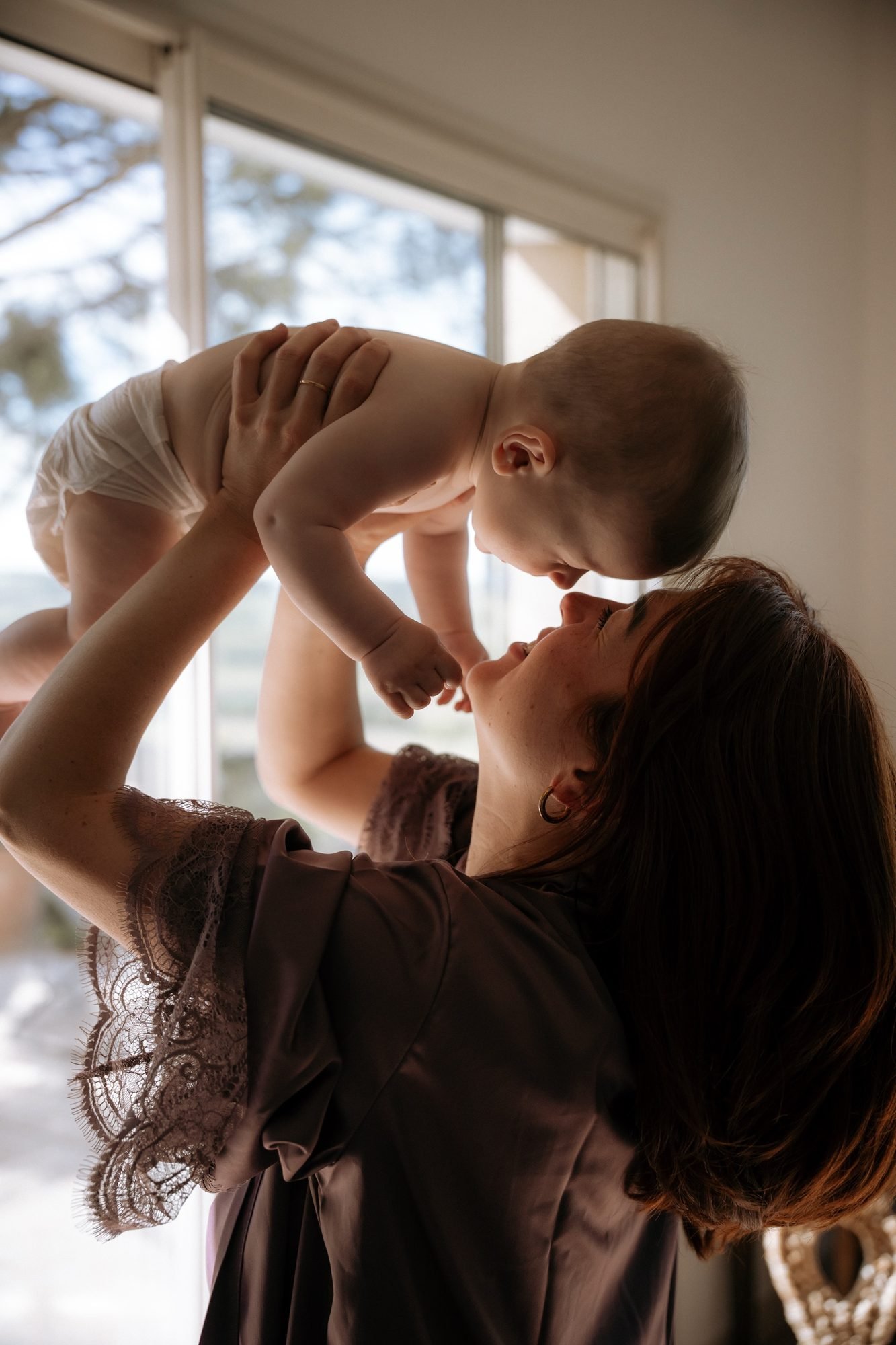 Front contre front, un instant de tendresse entre mère et bébé