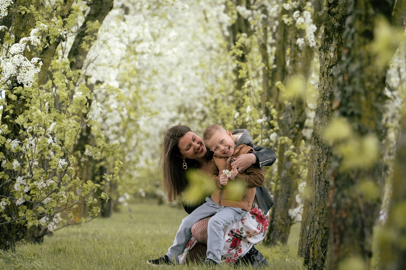 Portrait intime d'une maman et son bébé, regard complice