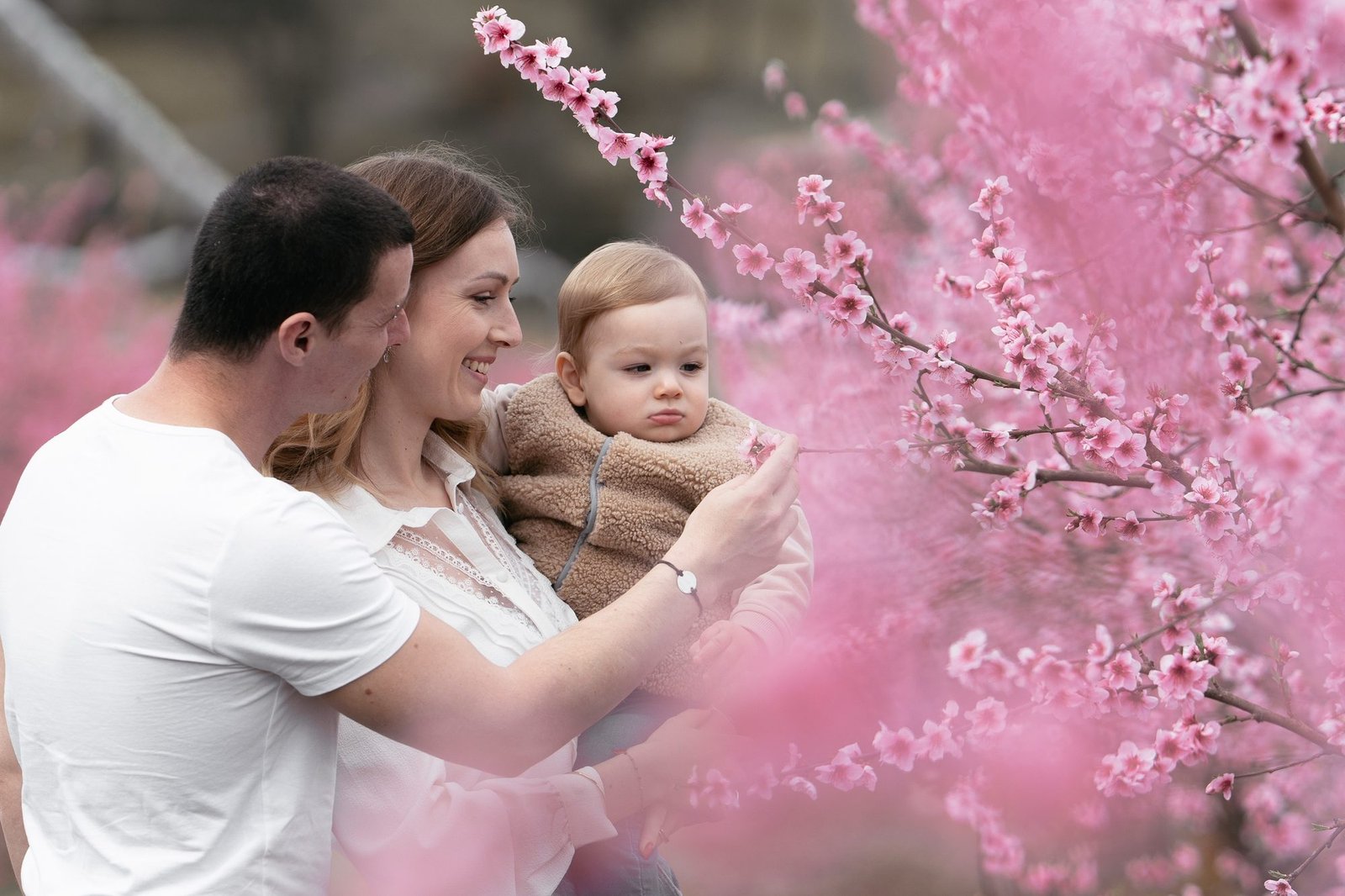 Bébé souriant, joue contre celle de sa maman