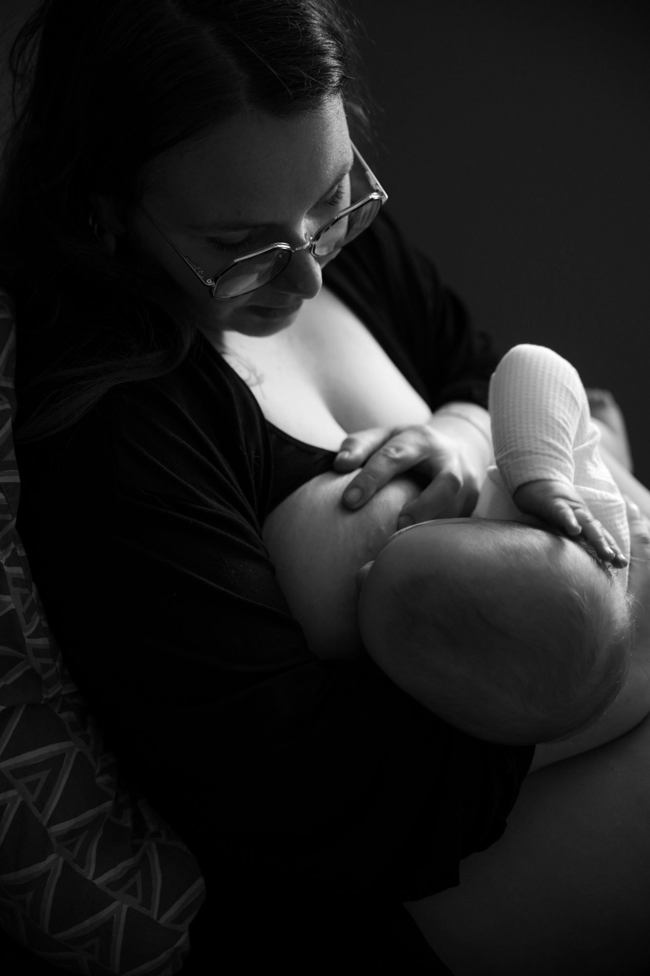 Maman et bébé profitent d'un instant calme à la campagne