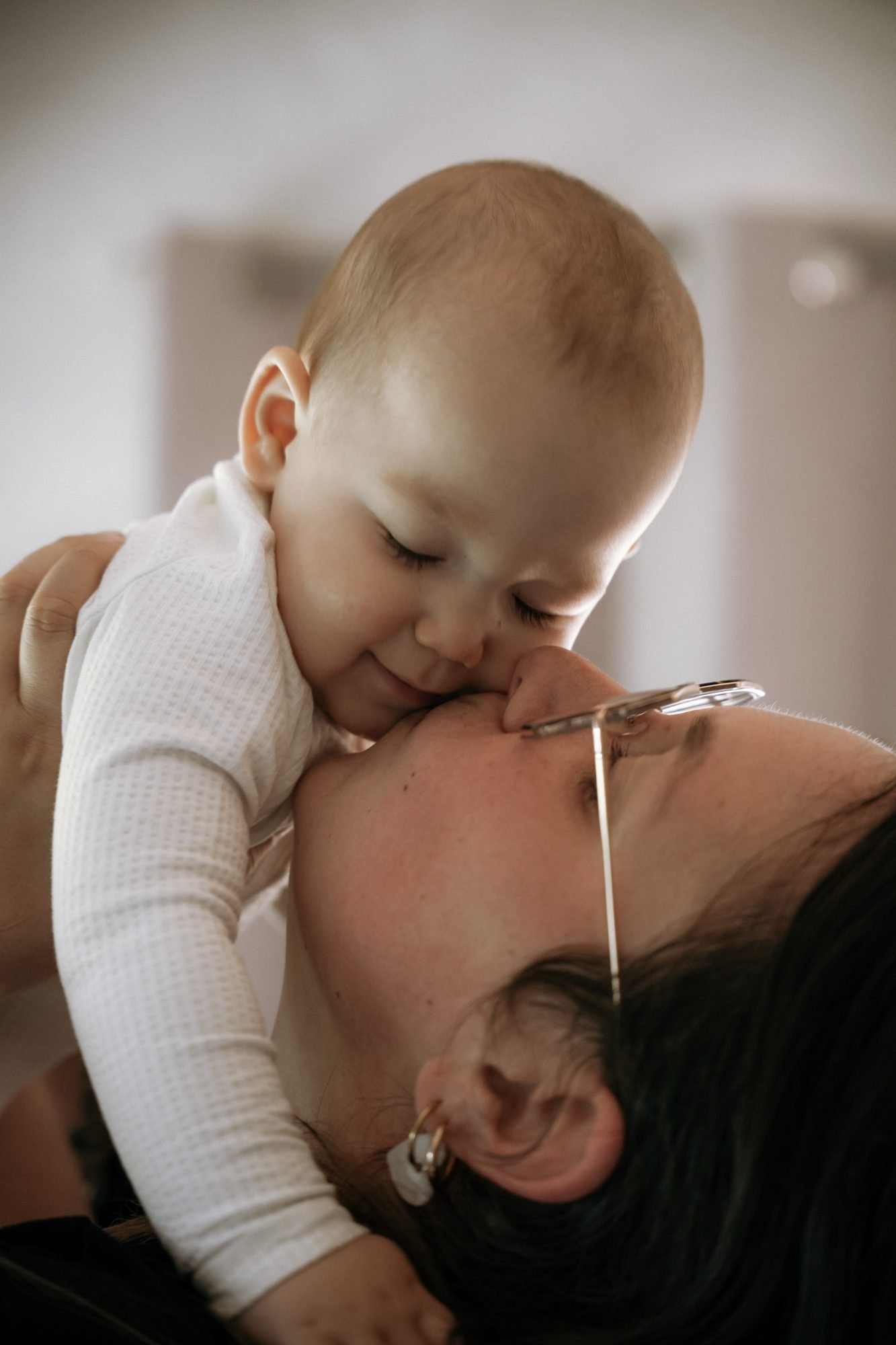 Portrait tendre d'une mère et son enfant, décor rustique