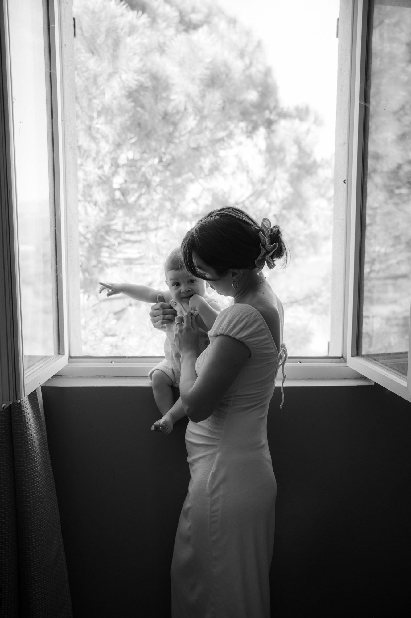 Doux moment de proximité entre une mère et son enfant