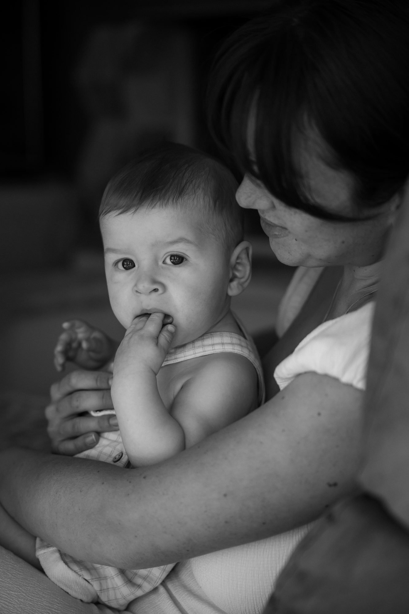 Reflet tendre dans le miroir : une mère embrasse son bébé