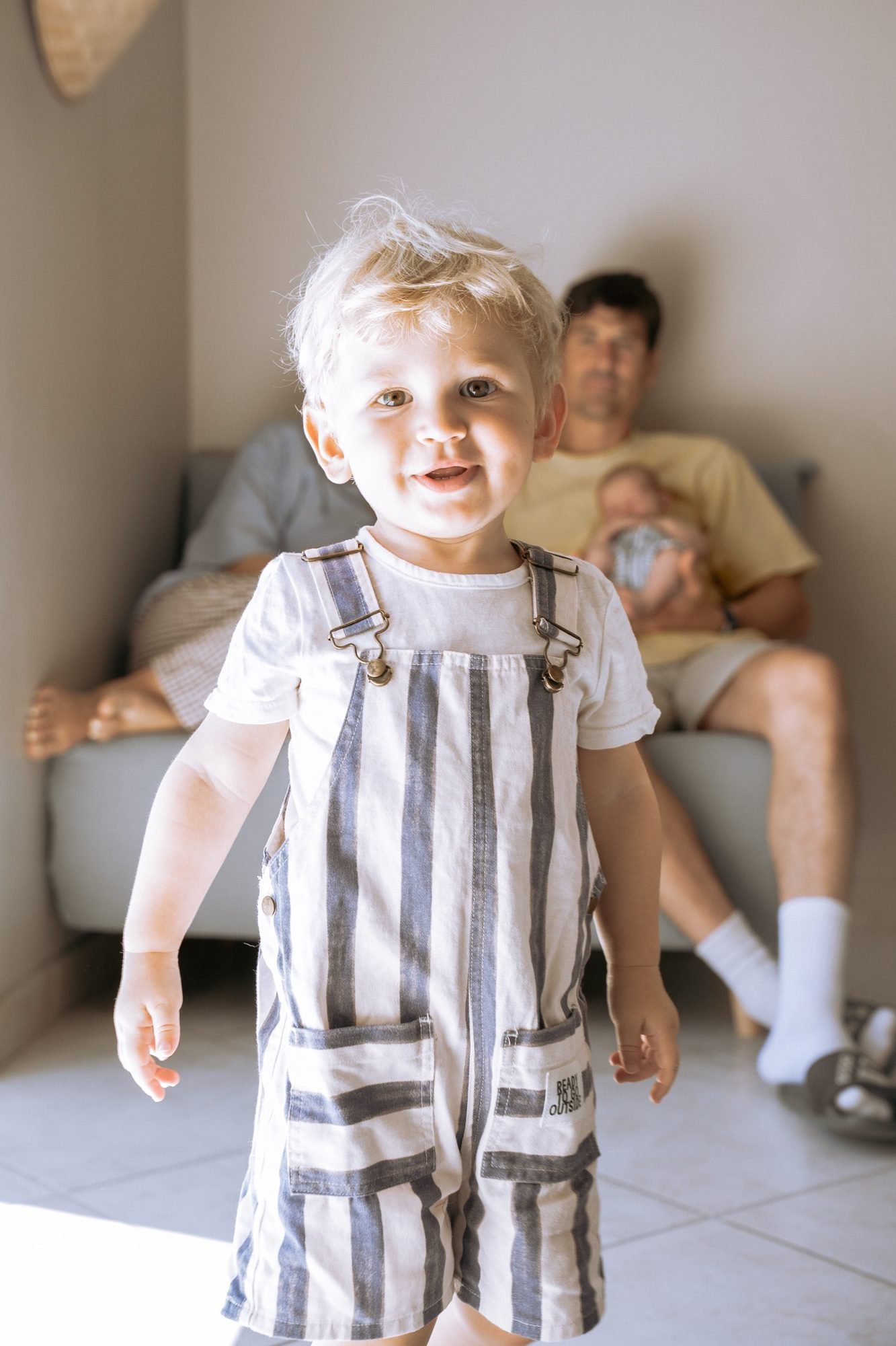 Bébé endormi contre l'épaule de sa maman, lumière du matin