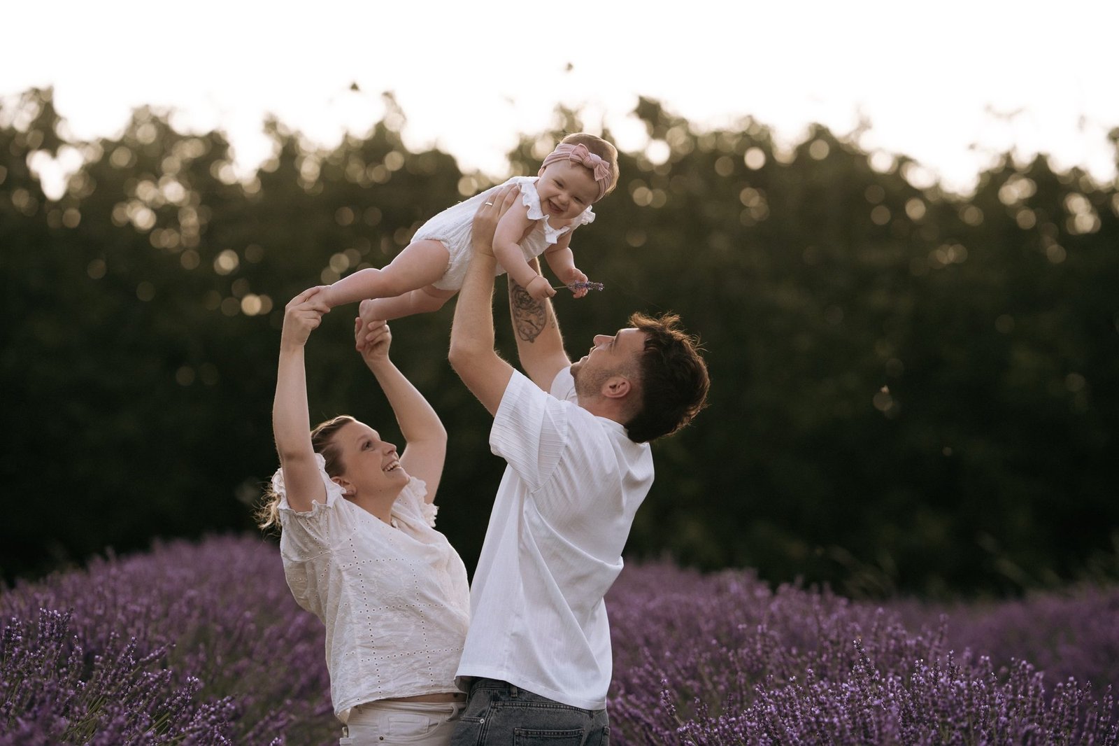 Regard échangé entre une mère et son bébé, lumière tamisée