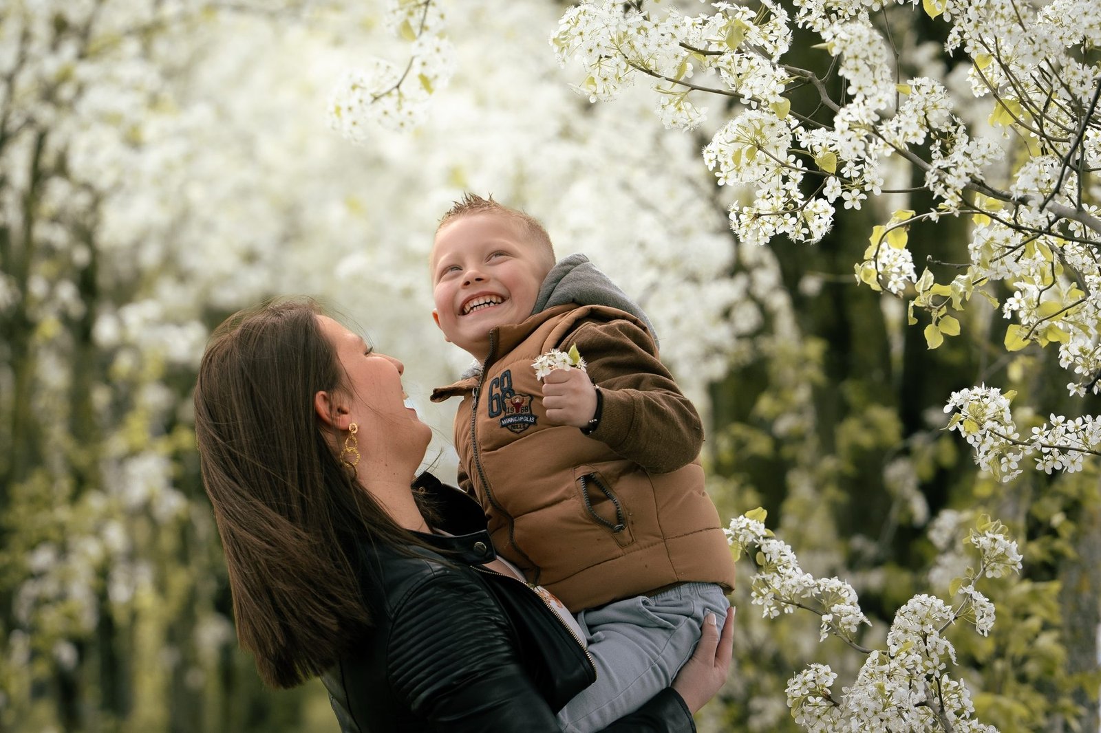 Doux moment de proximité entre une mère et son enfant