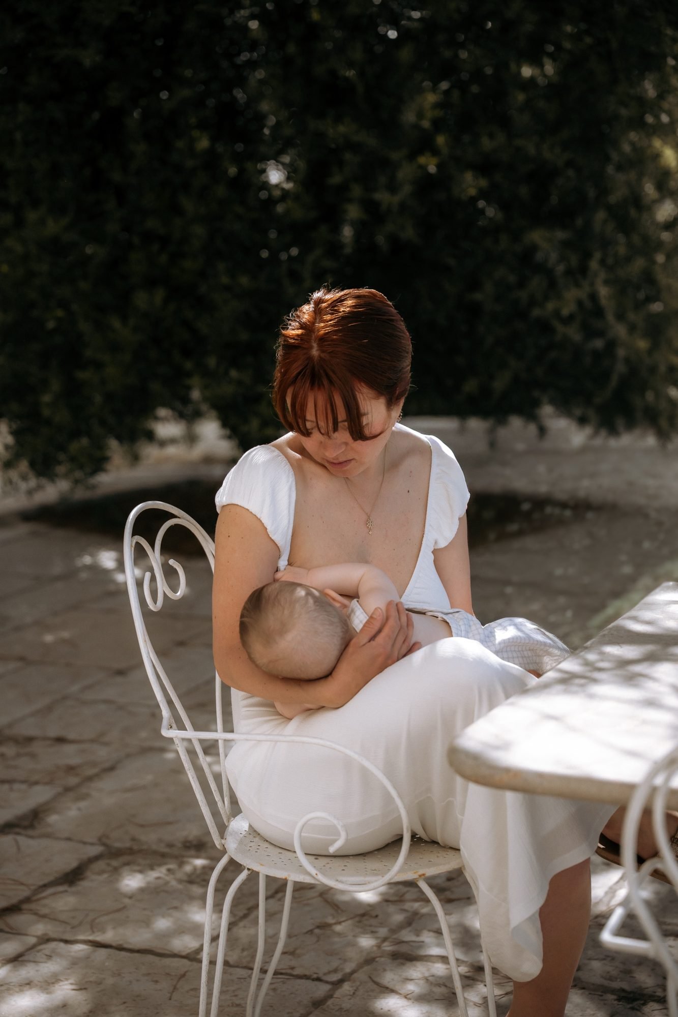 Bébé souriant blotti contre sa maman
