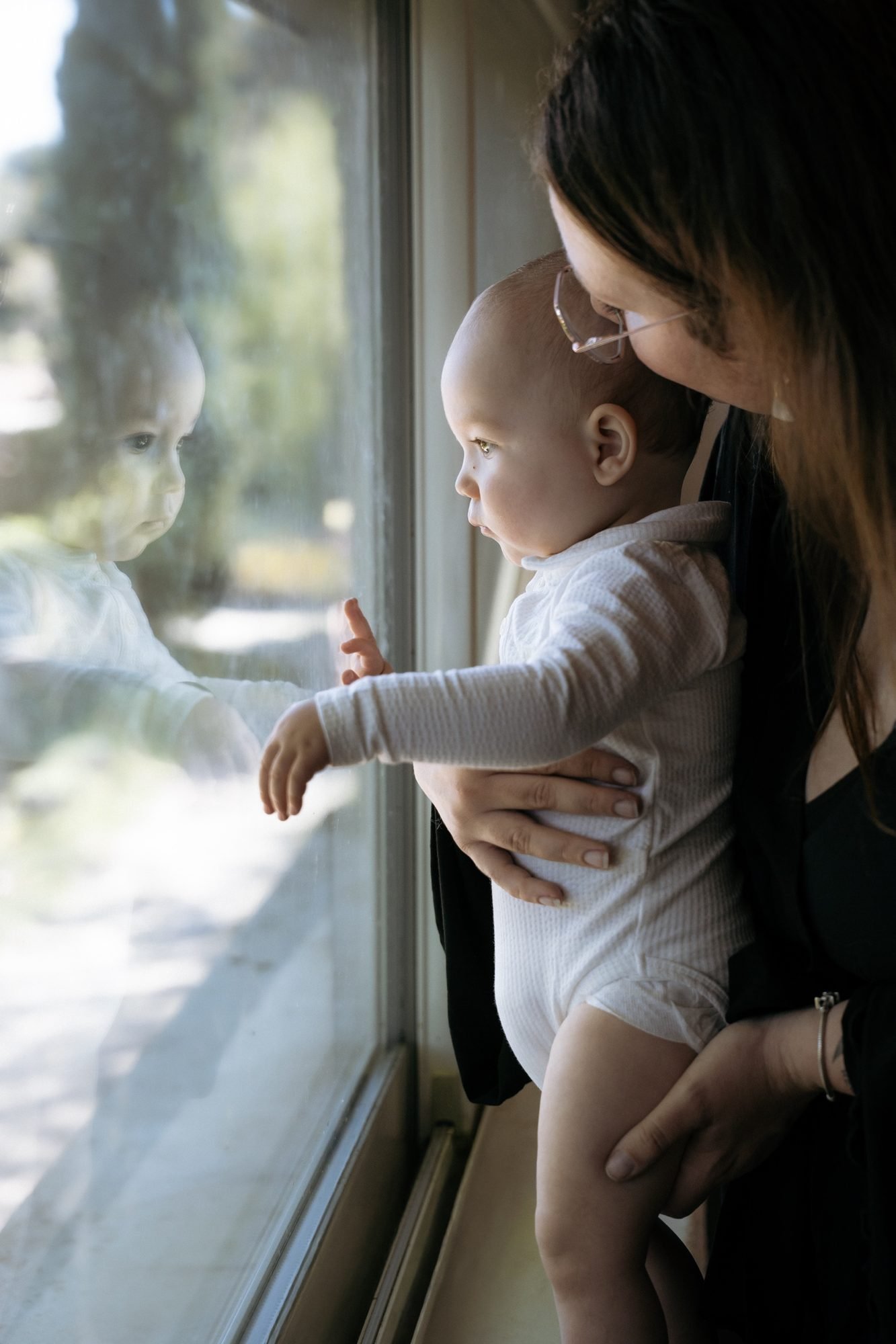 Instant de douceur entre une mère et son bébé, pierres anciennes en fond