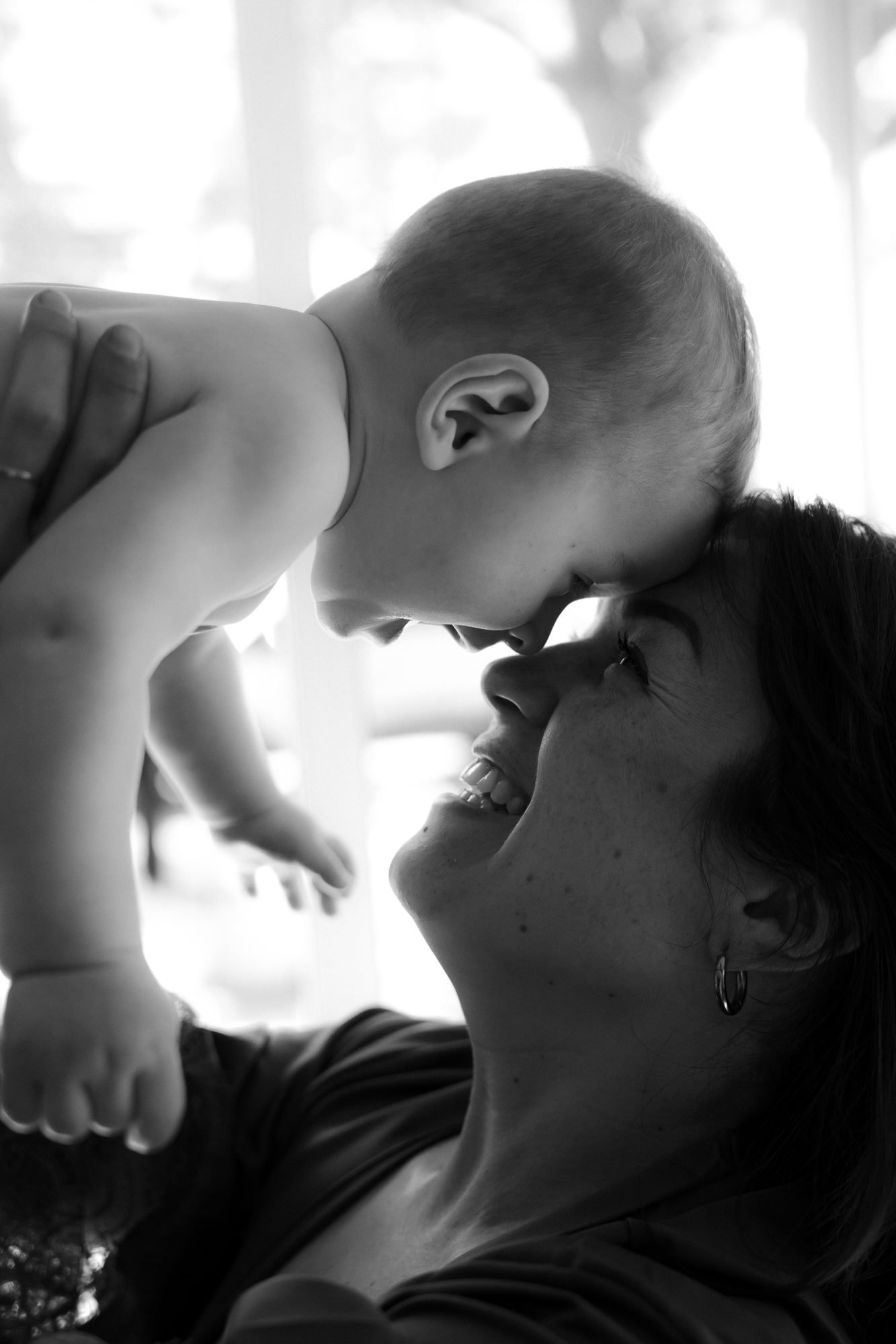 Parents et bébé partagent un tendre baiser au milieu des lavandes