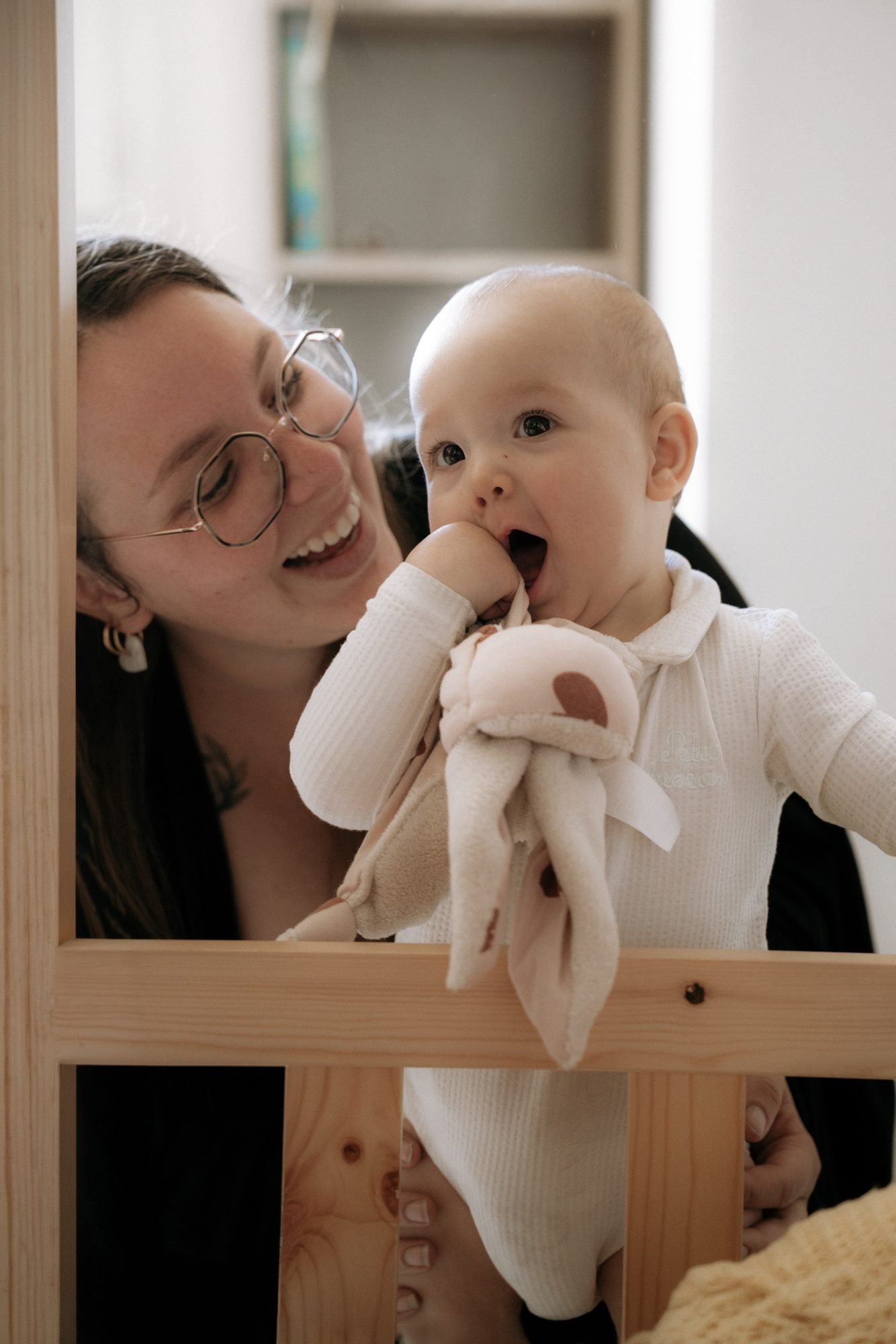 Portrait naturel d'une mère et son bébé en extérieur