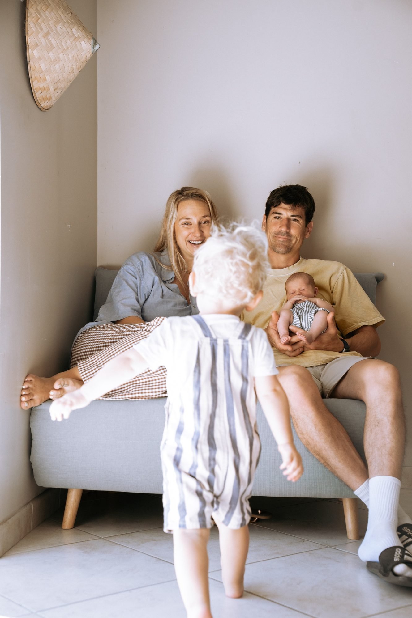 Maman et bébé profitent d'un instant calme à la campagne
