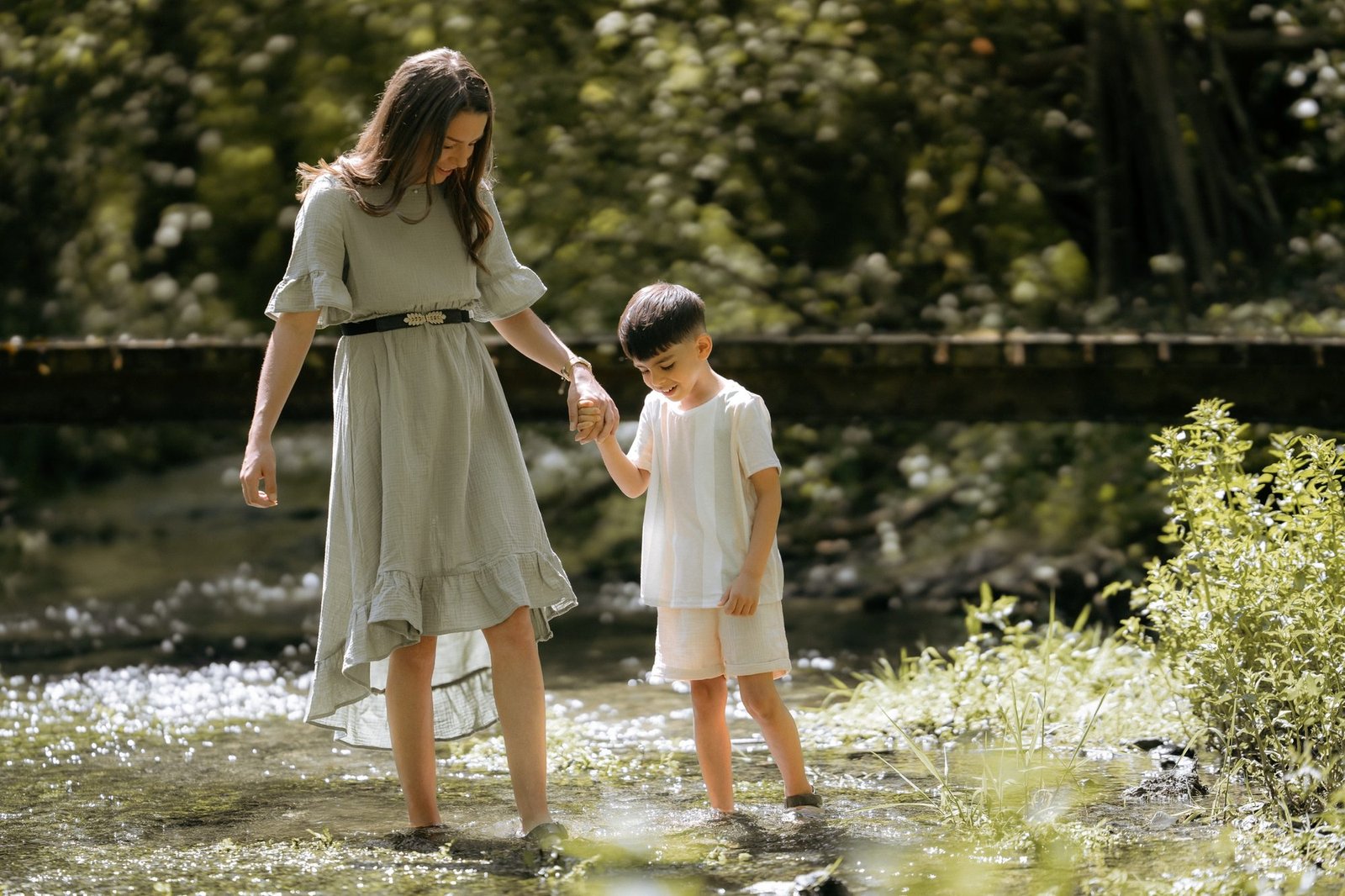 Portrait tendre d'une mère et son enfant, décor rustique