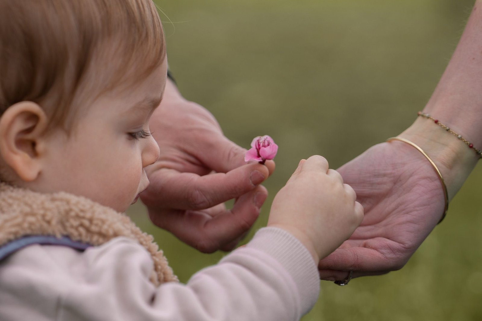 Bébé porté à bout de bras par sa maman, rires partagés