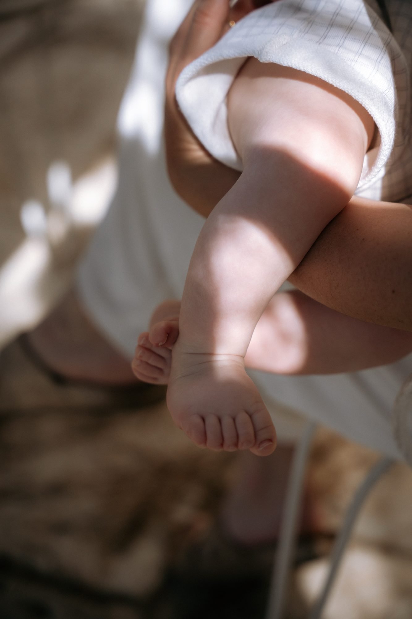 Complicité entre une maman et son bébé au cœur de la Provence