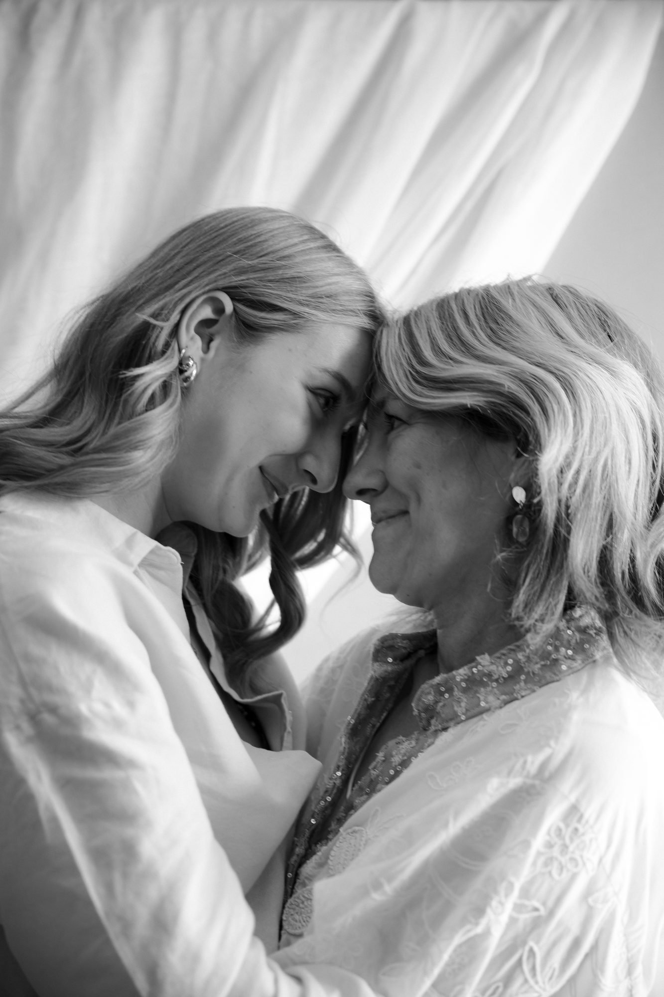 Deux femmes front contre front, portrait en noir et blanc