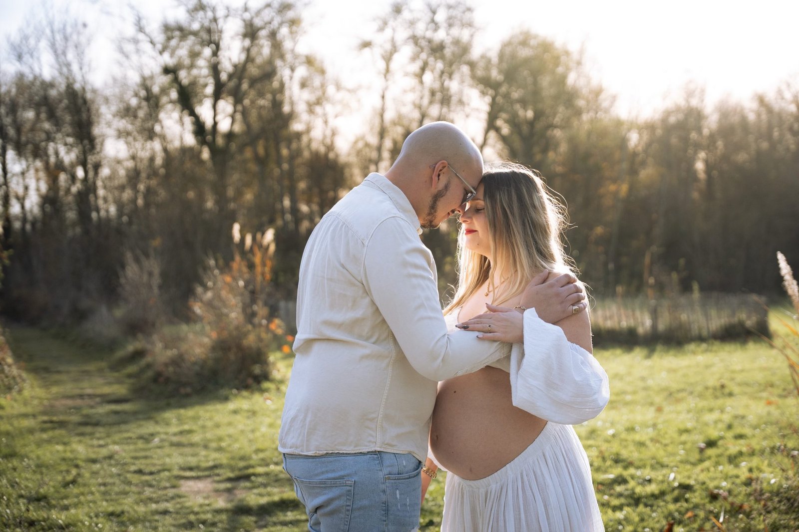 Femme enceinte de profil sous les fleurs de cerisier