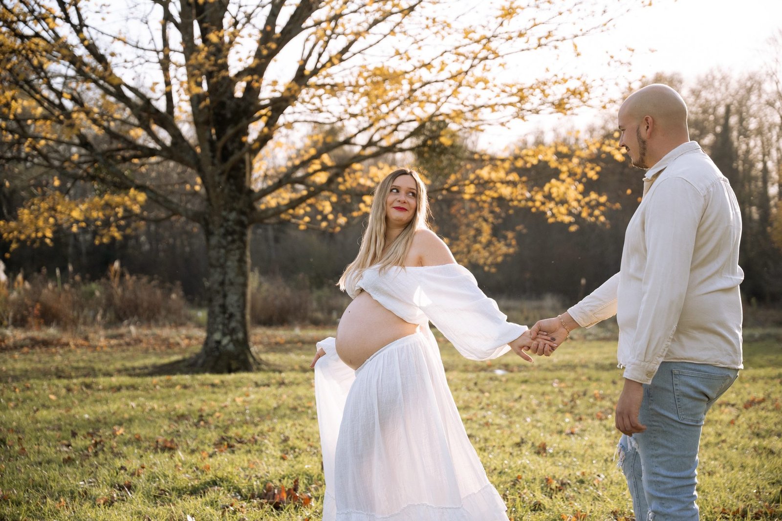 Portrait de femme enceinte en intérieur, lumière naturelle sur canapé