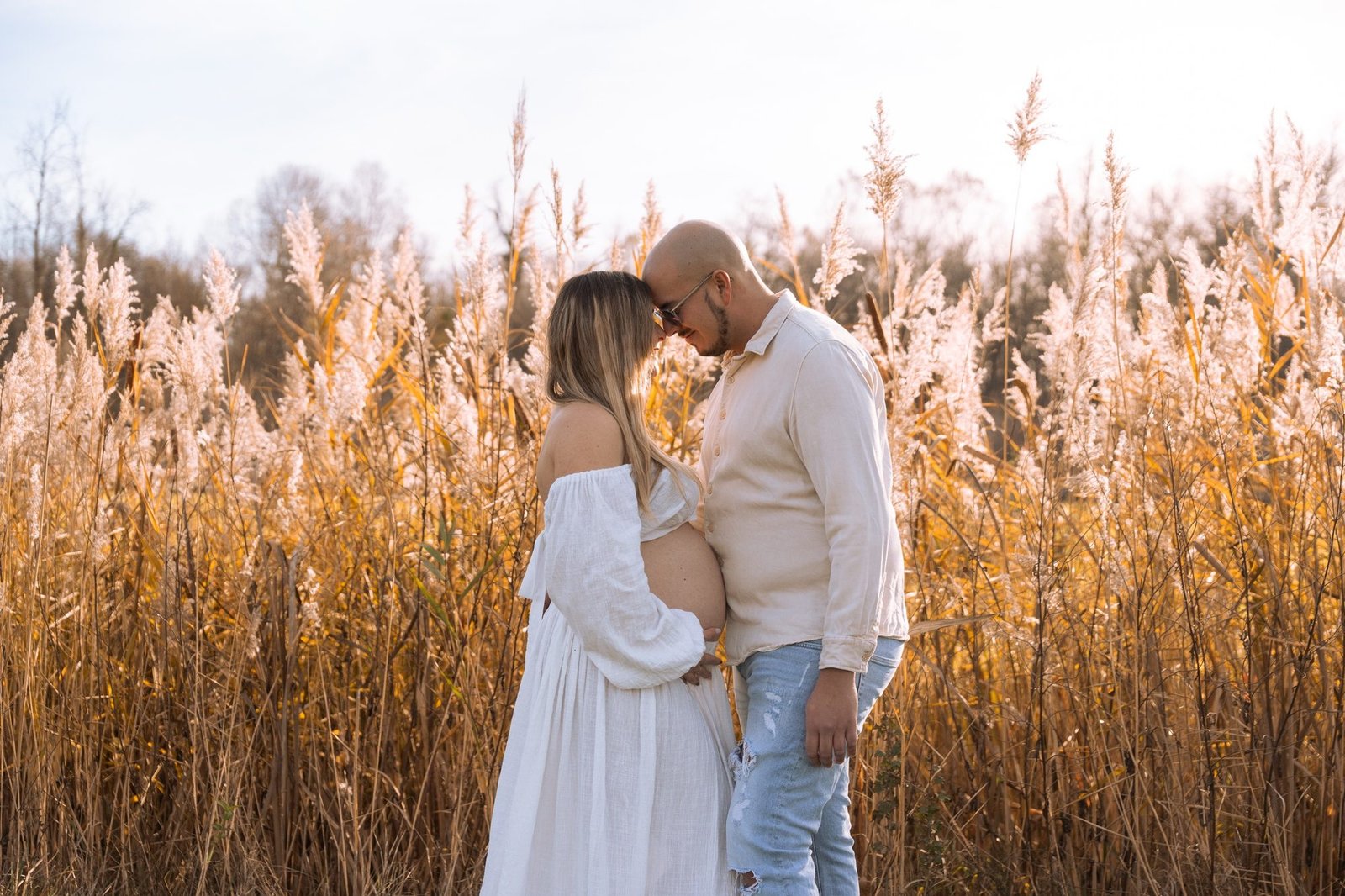 Portrait de femme enceinte avec lunettes, lumière douce