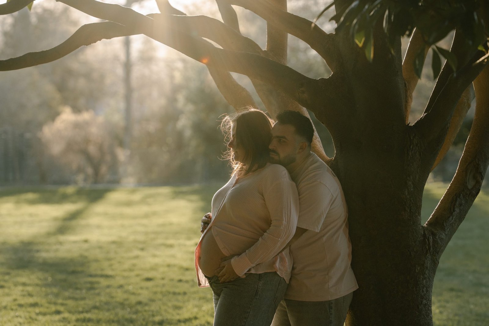 Femme enceinte tenant un gros bouquet de fleurs roses