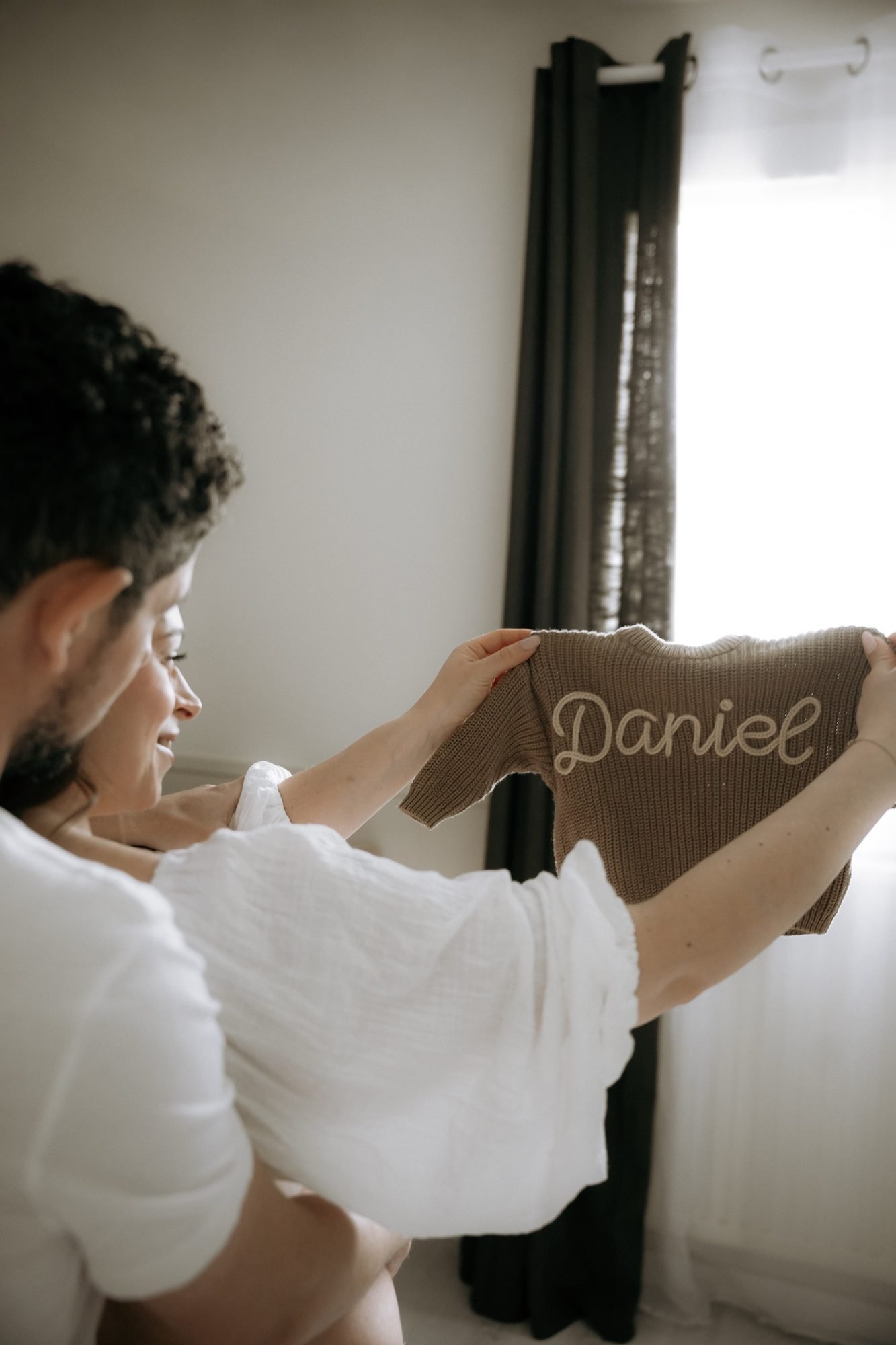 Couple dansant dans une chambre d'enfant, femme enceinte