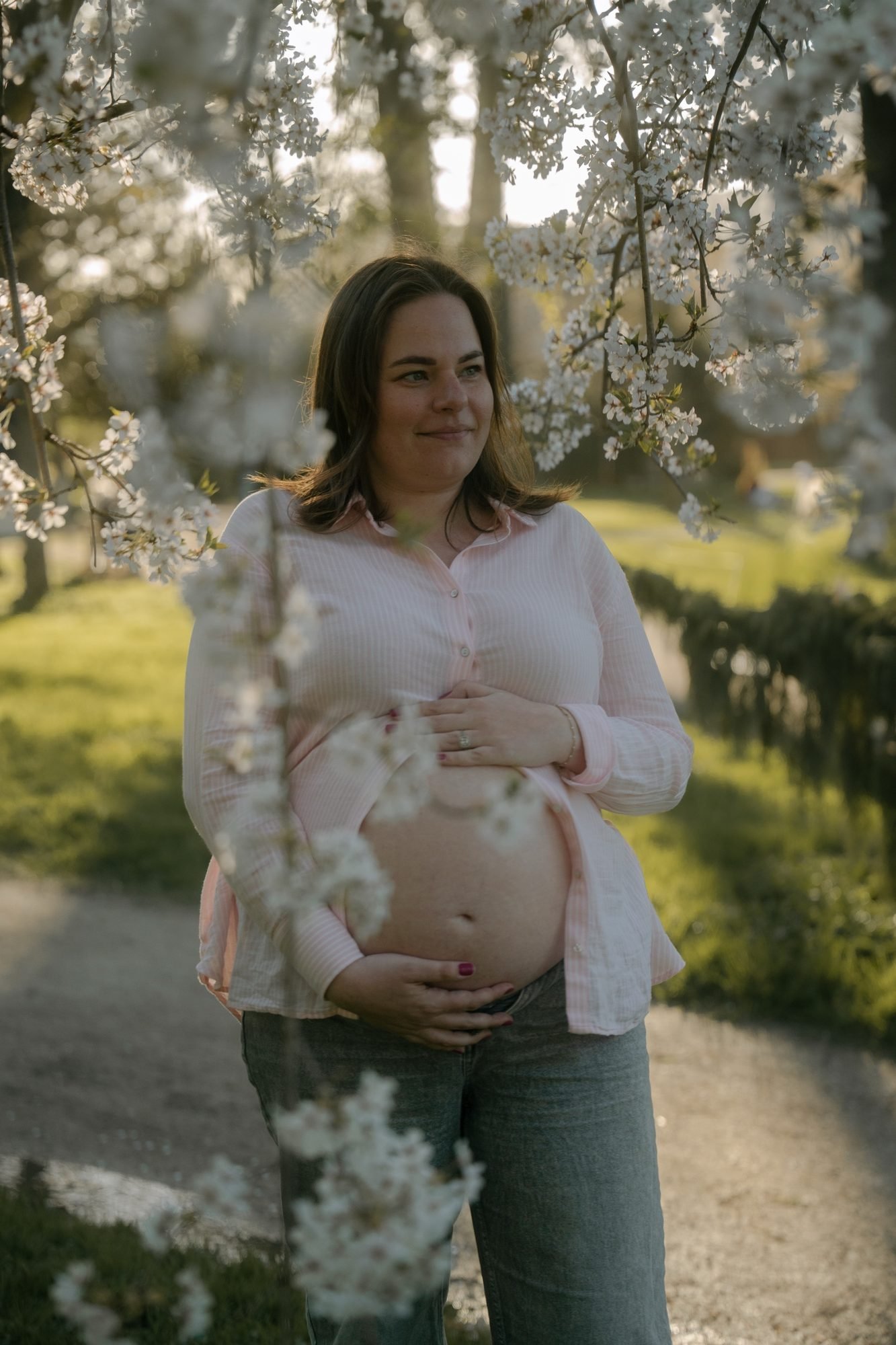 Ventre de femme enceinte en noir et blanc, robe sombre
