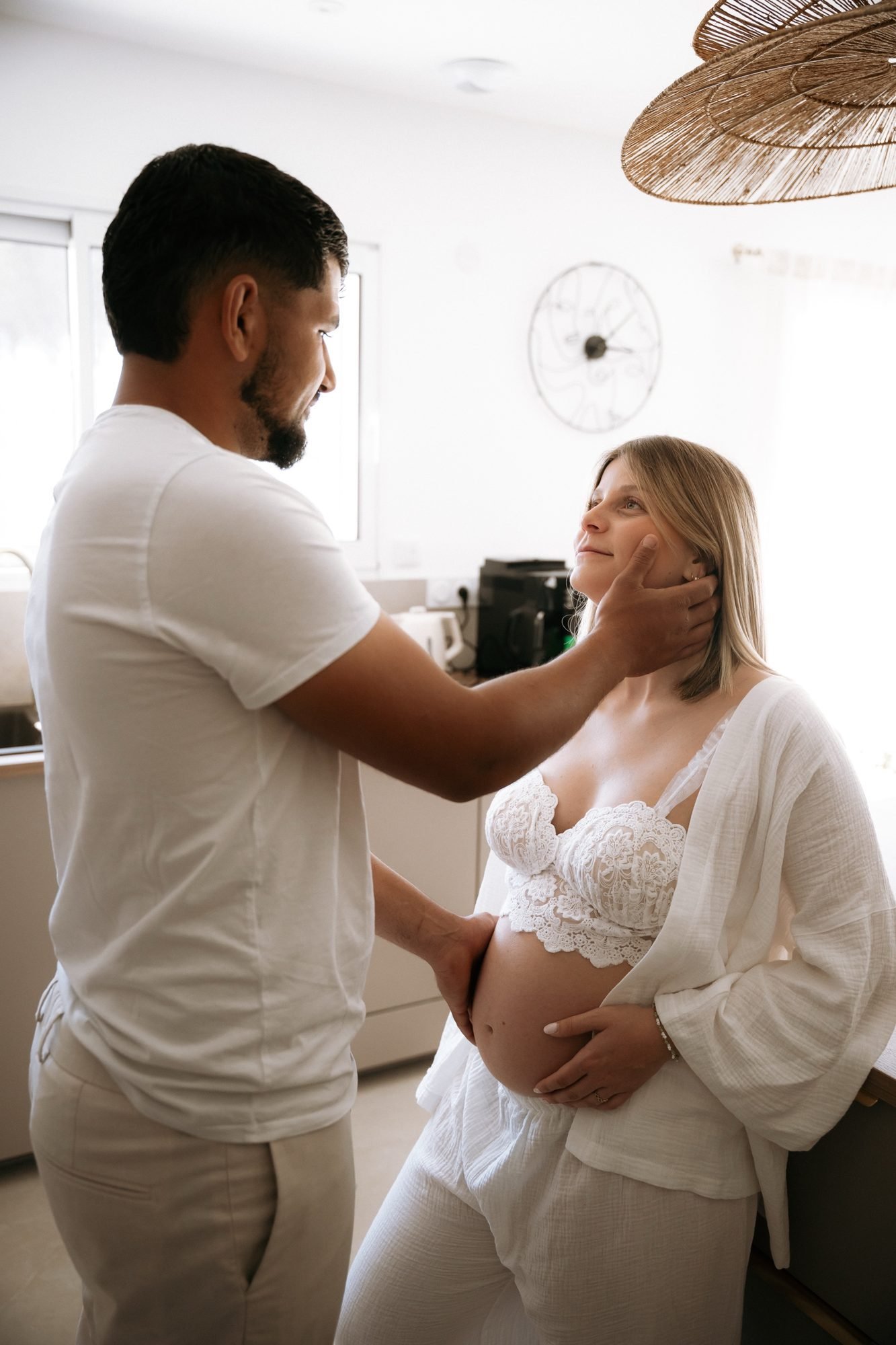 Ventre de femme enceinte entouré de fleurs colorées