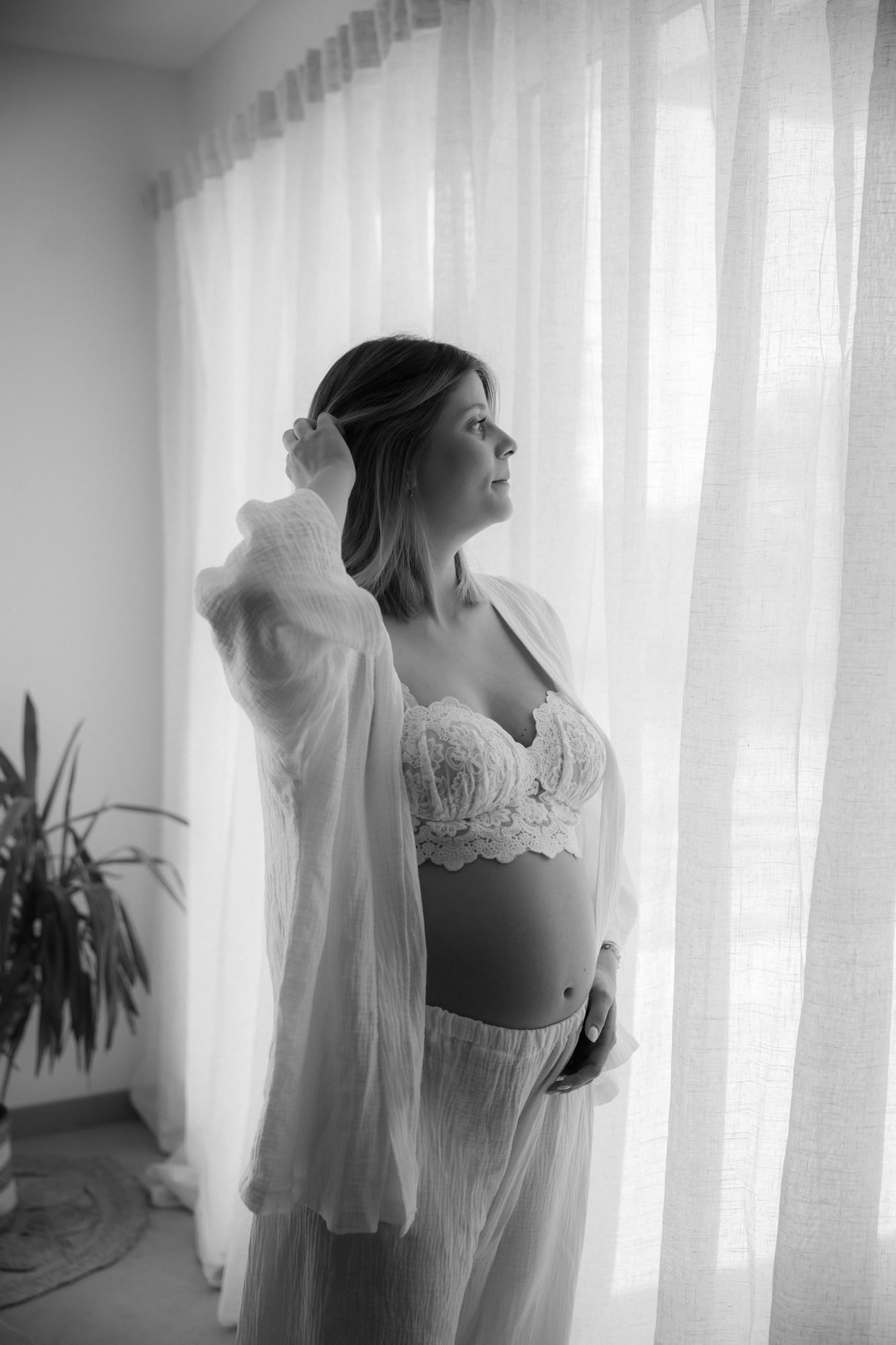Portrait de femme enceinte parmi les lilas, yeux fermés