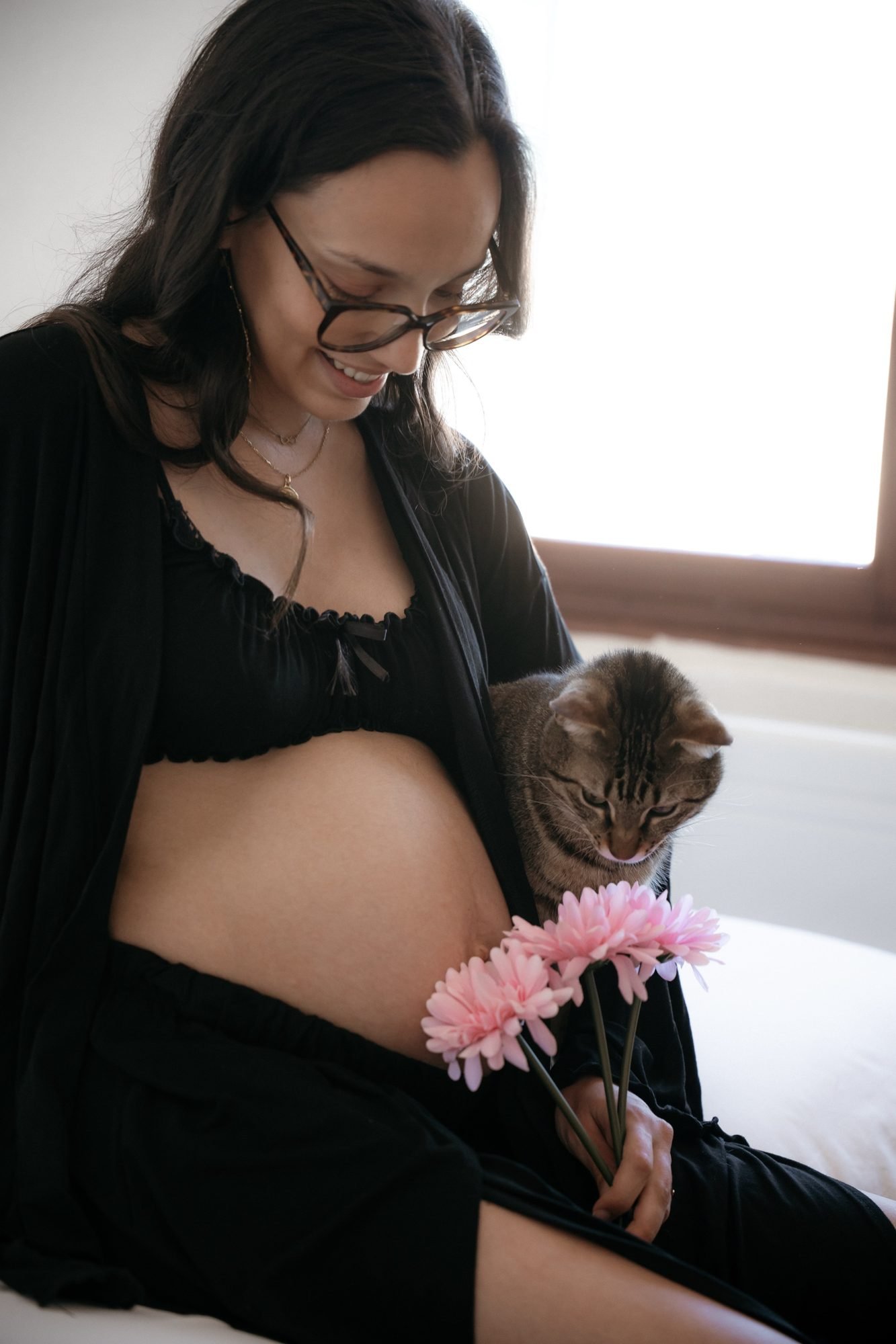 Femme enceinte de profil dans un jardin fleuri
