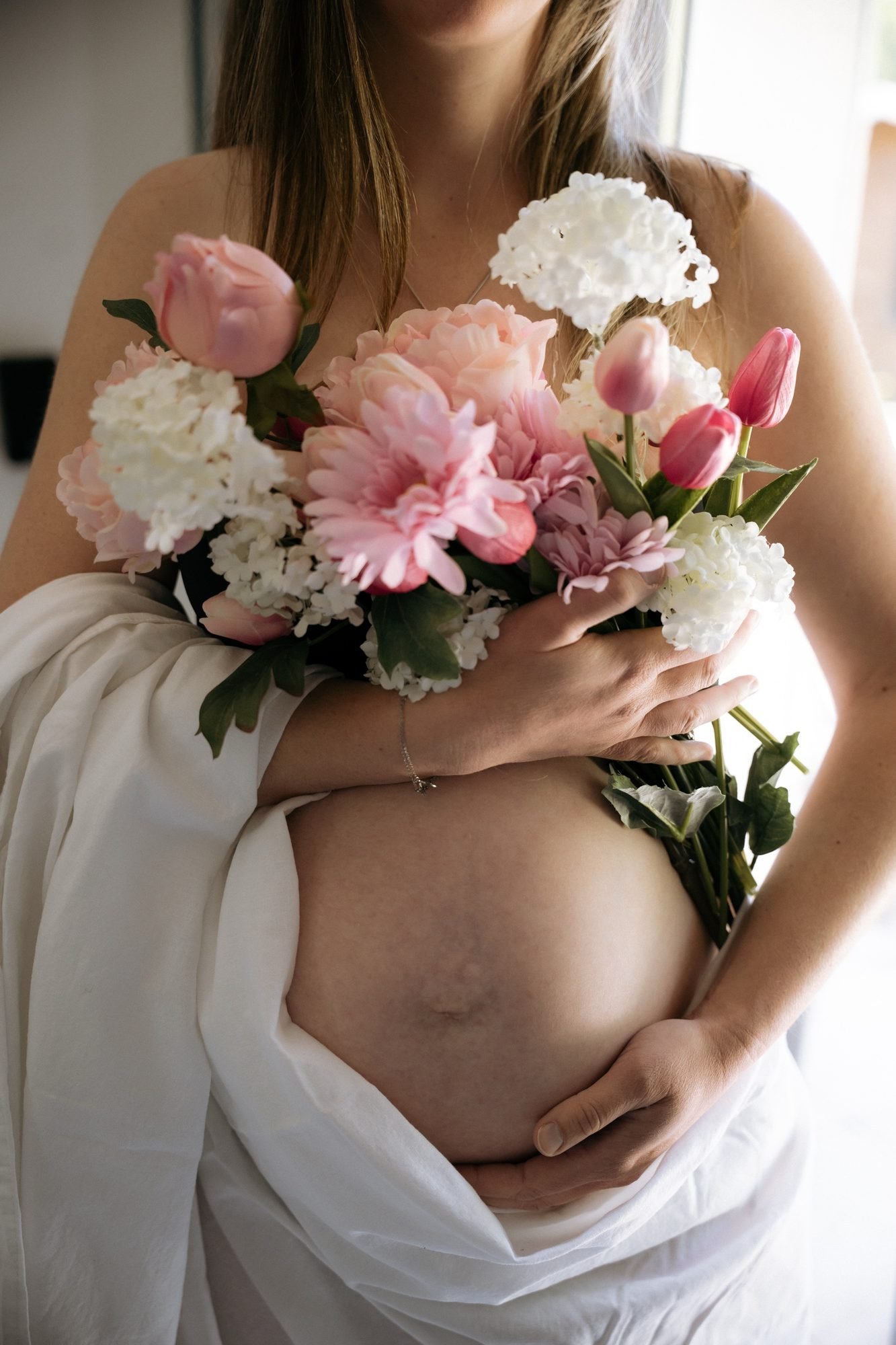 Femme enceinte allongée dans une rivière peu profonde