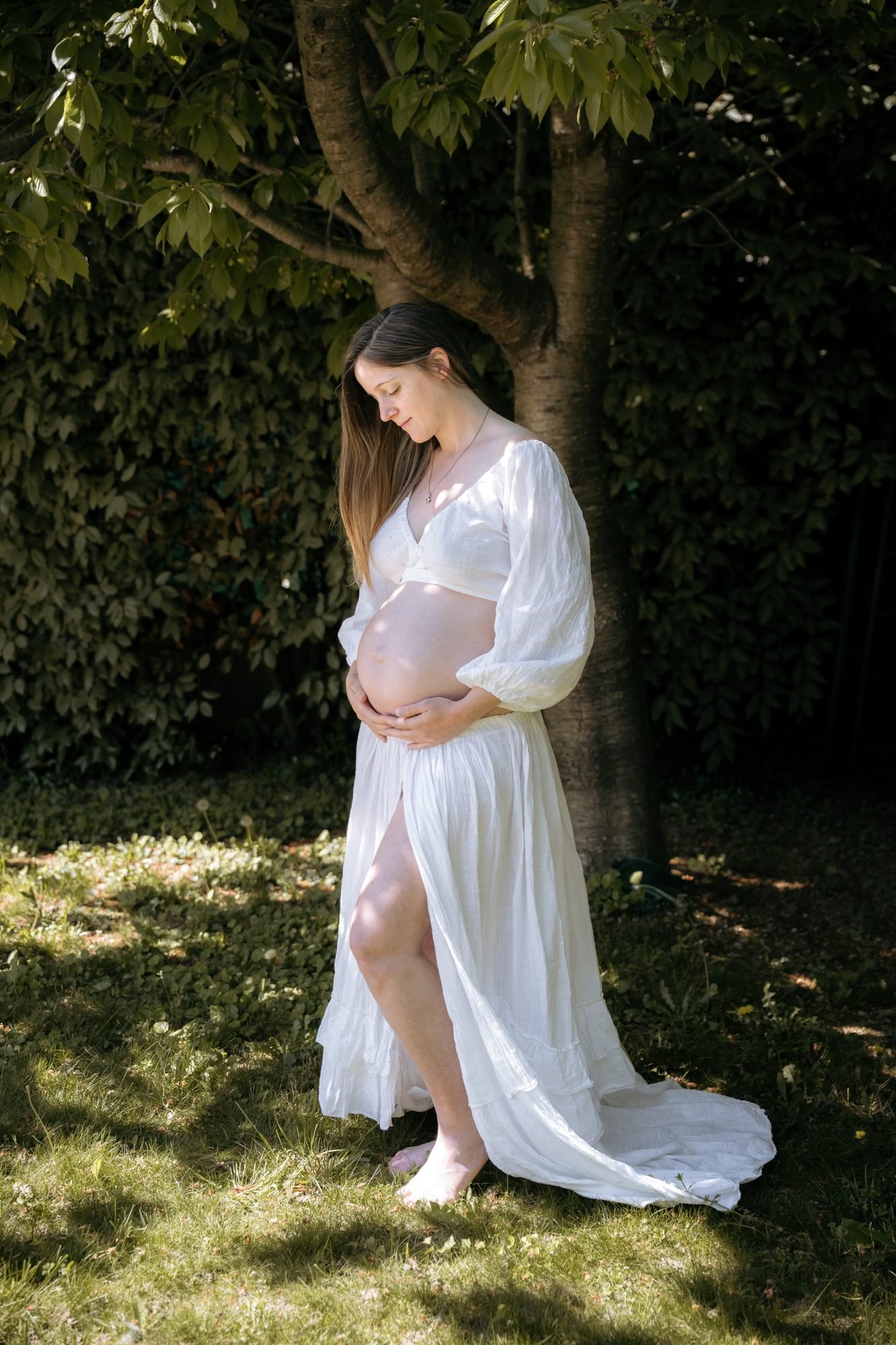 Femme enceinte allongée dans une rivière, yeux fermés