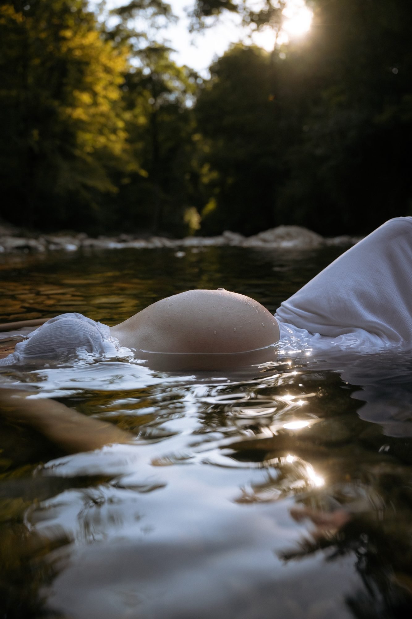 Ventre de femme enceinte, mains délicatement posées