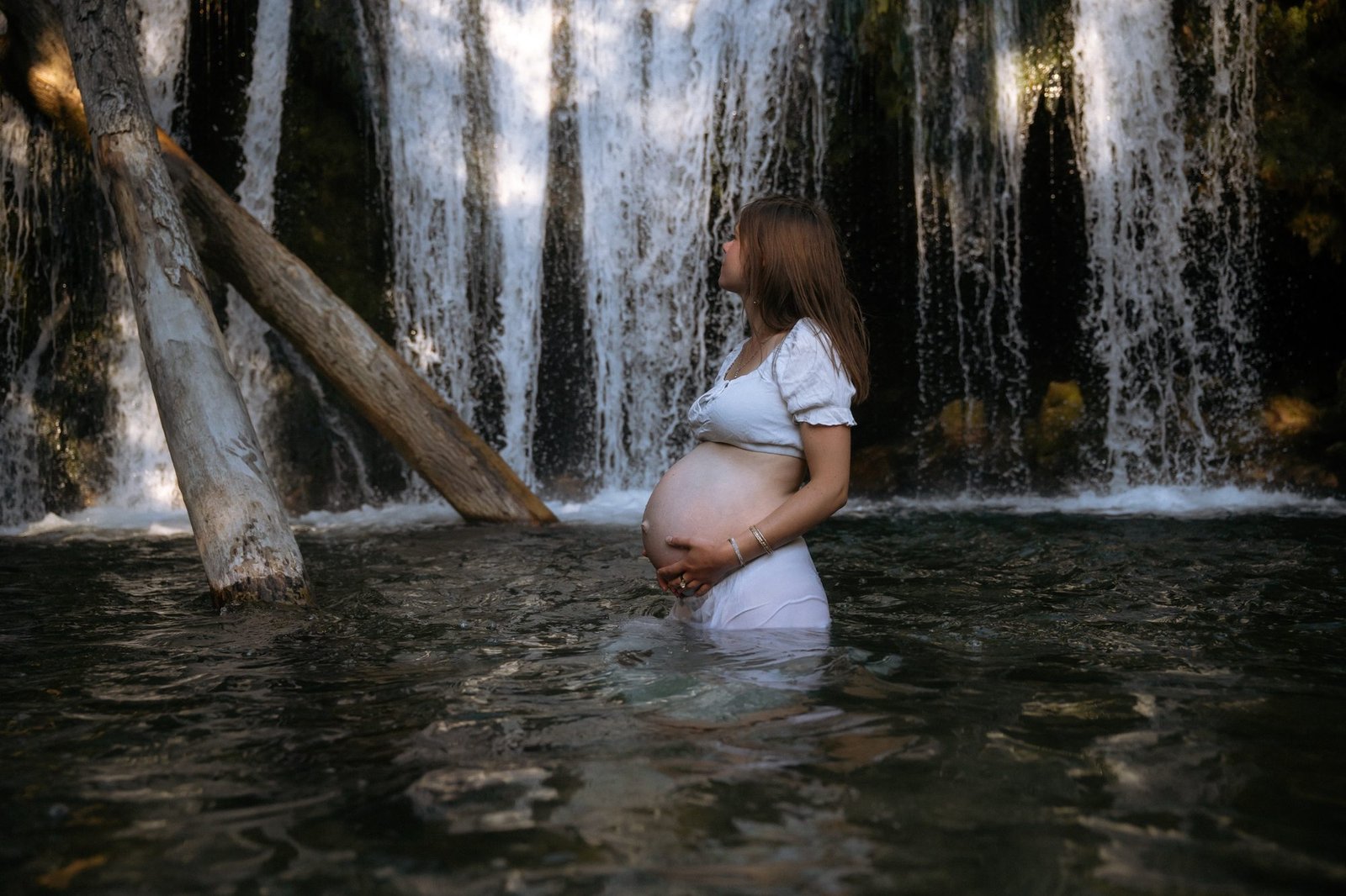 Femme enceinte de trois-quarts, lumière chaude de fin de journée