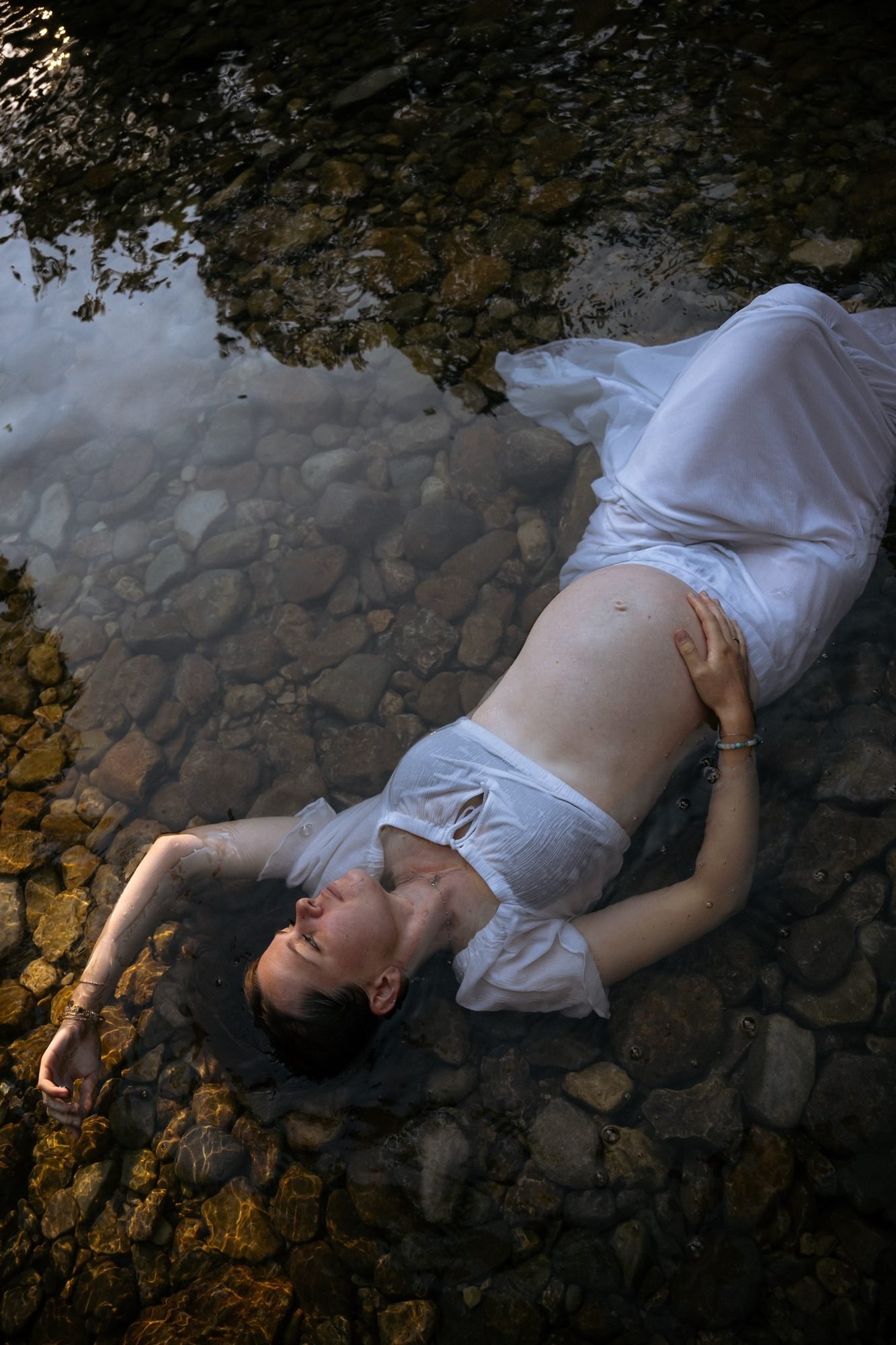 Femme enceinte dans la nature, tons chauds et lumineux