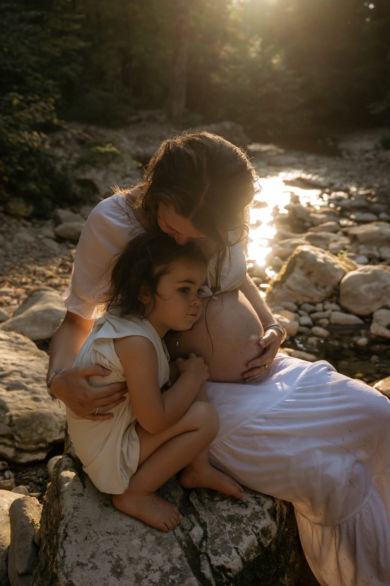 Femme enceinte au bord de l'eau, ambiance sereine
