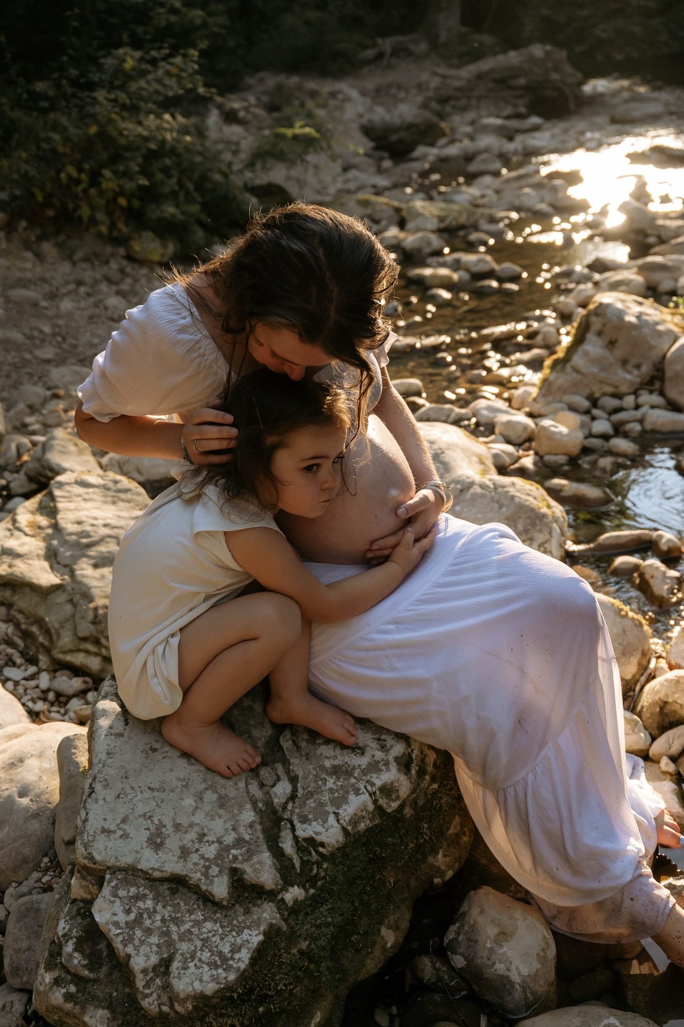Femme enceinte tenant son ventre avec tendresse