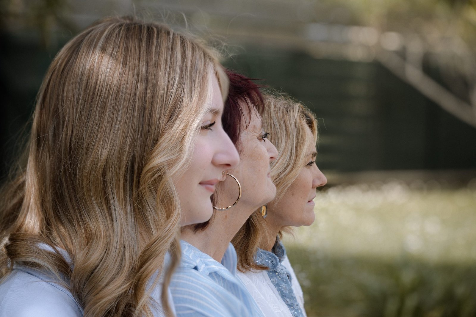 Grand-mère, mère et fille partagent un sourire au jardin