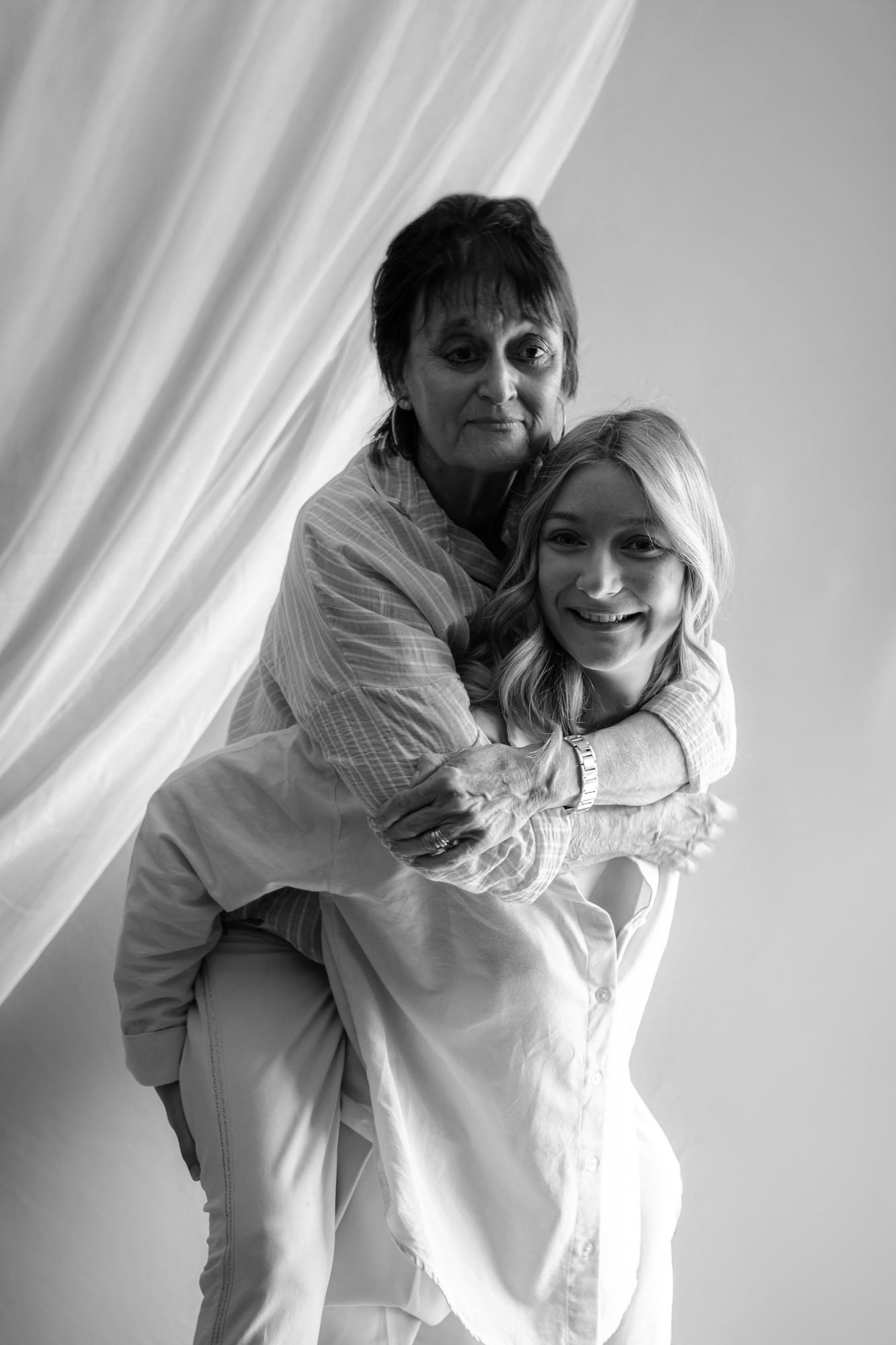 Portrait rapproché d'une mère et sa fille, regard complice