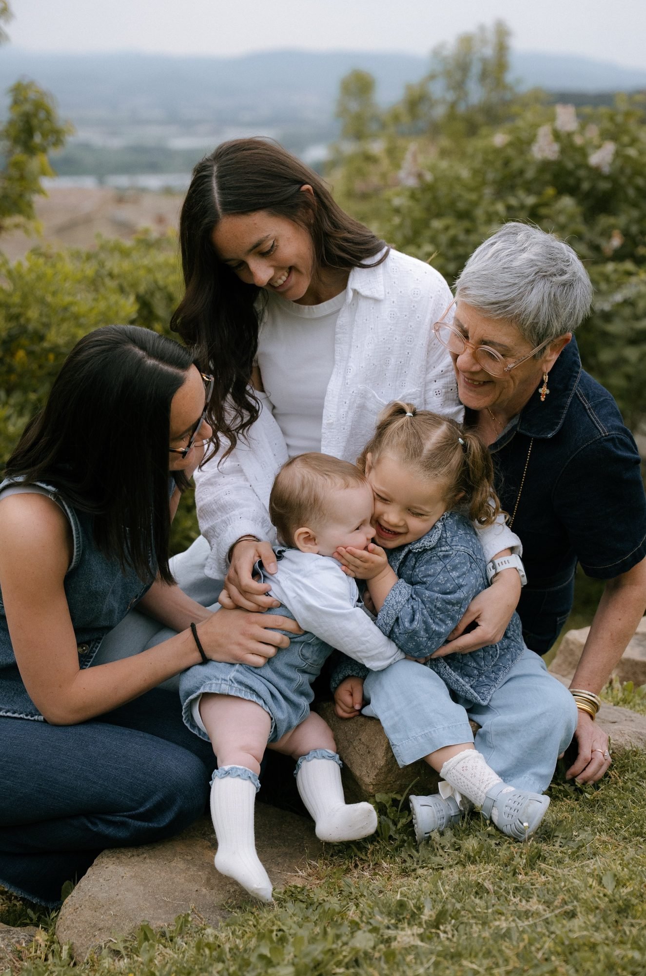 Portrait de famille en extérieur, ambiance douce et champêtre