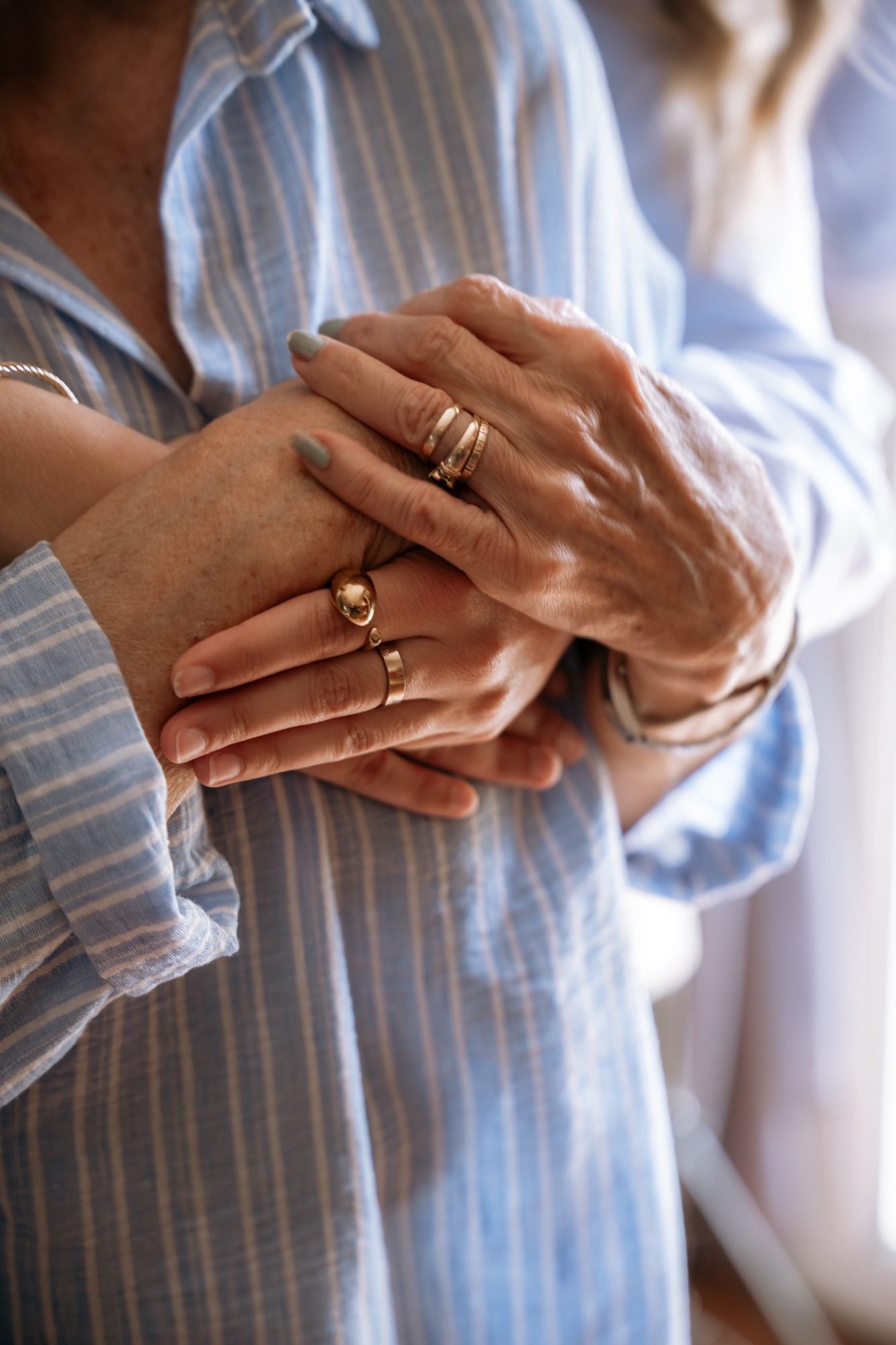 Instant de douceur partagé entre grand-mère et petite-fille