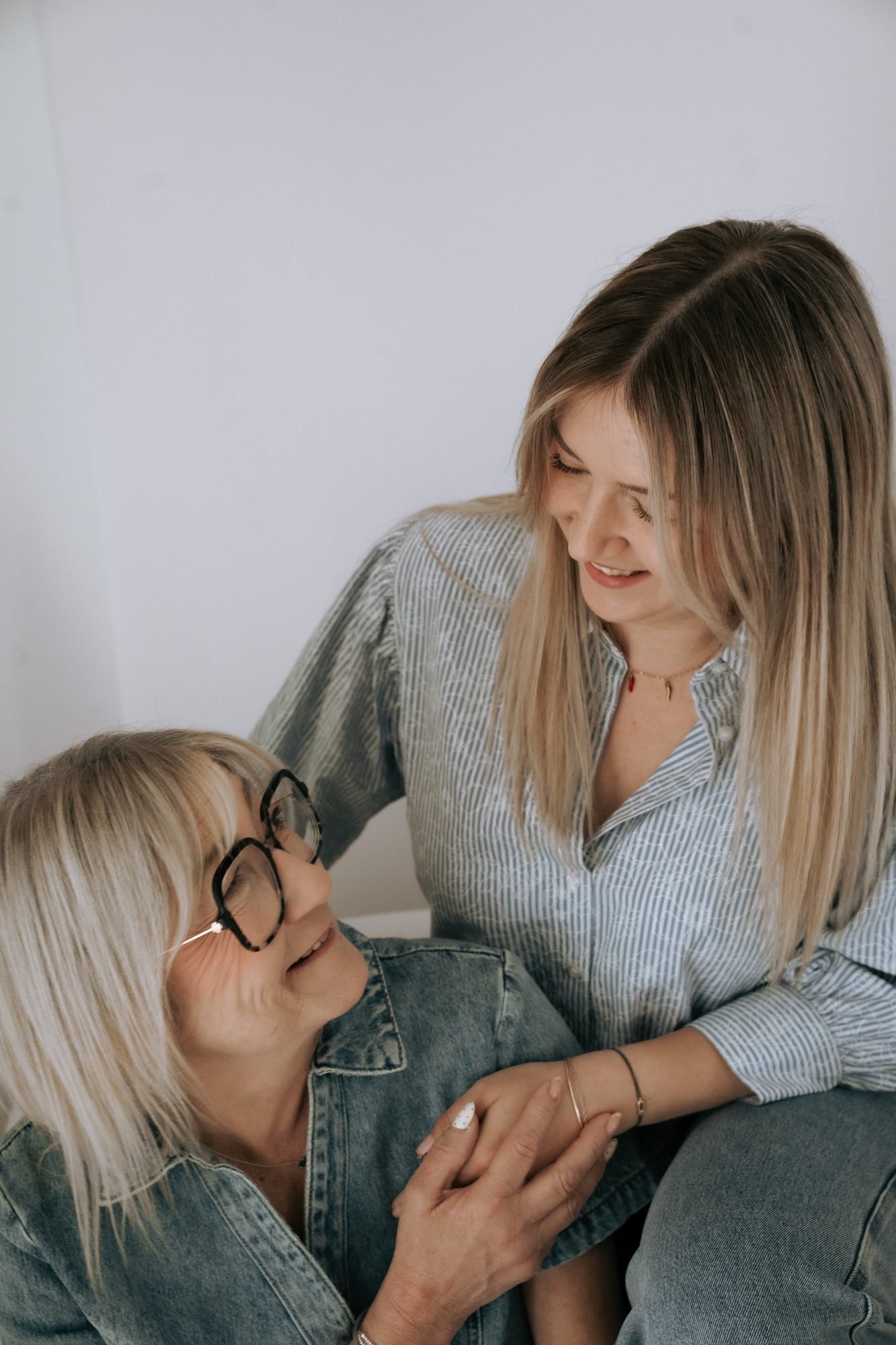Trois femmes d'une même lignée, sourires partagés près de la lumière