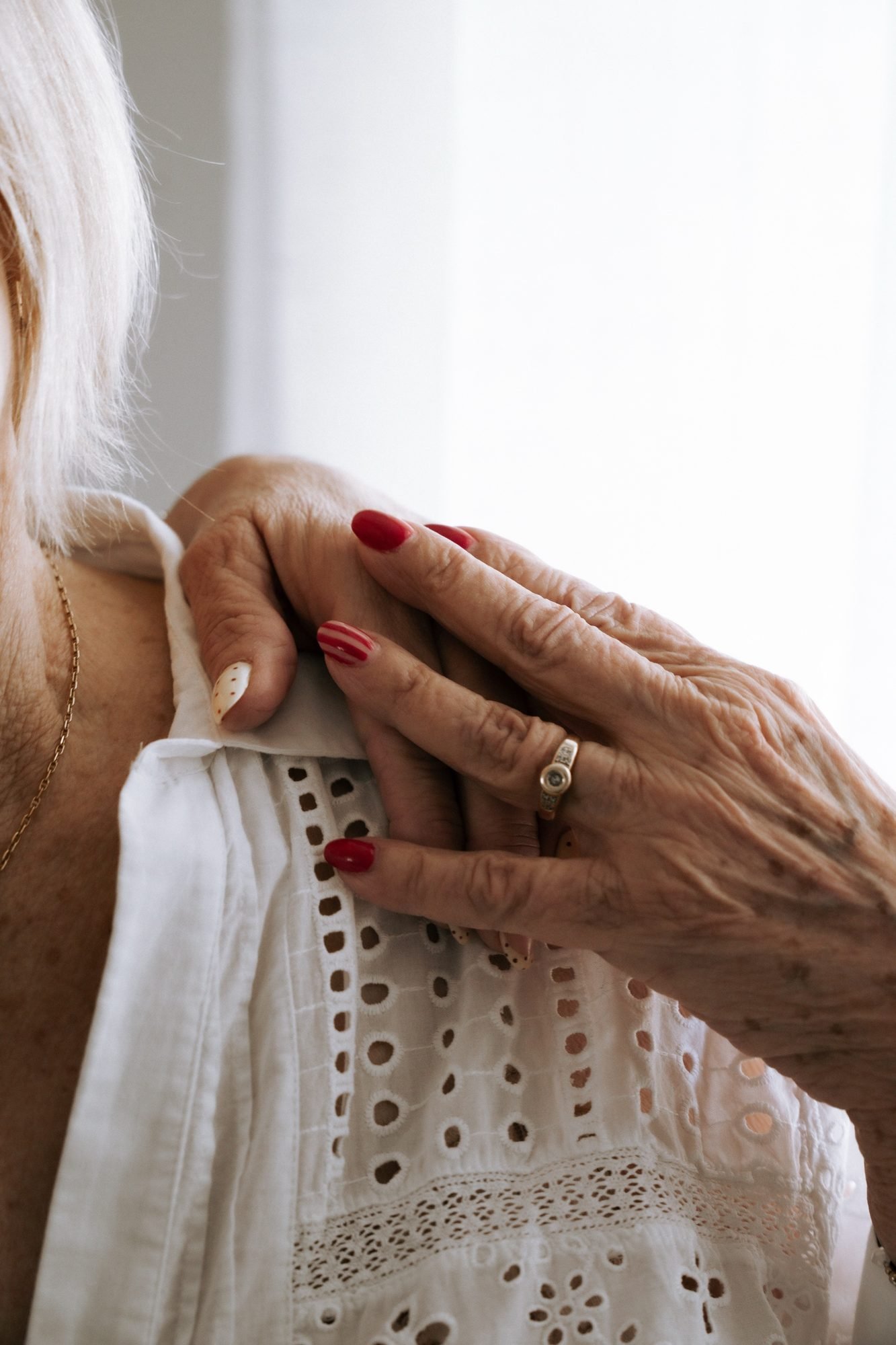 Détail des mains d'une grand-mère et de sa fille, alliance et tendresse