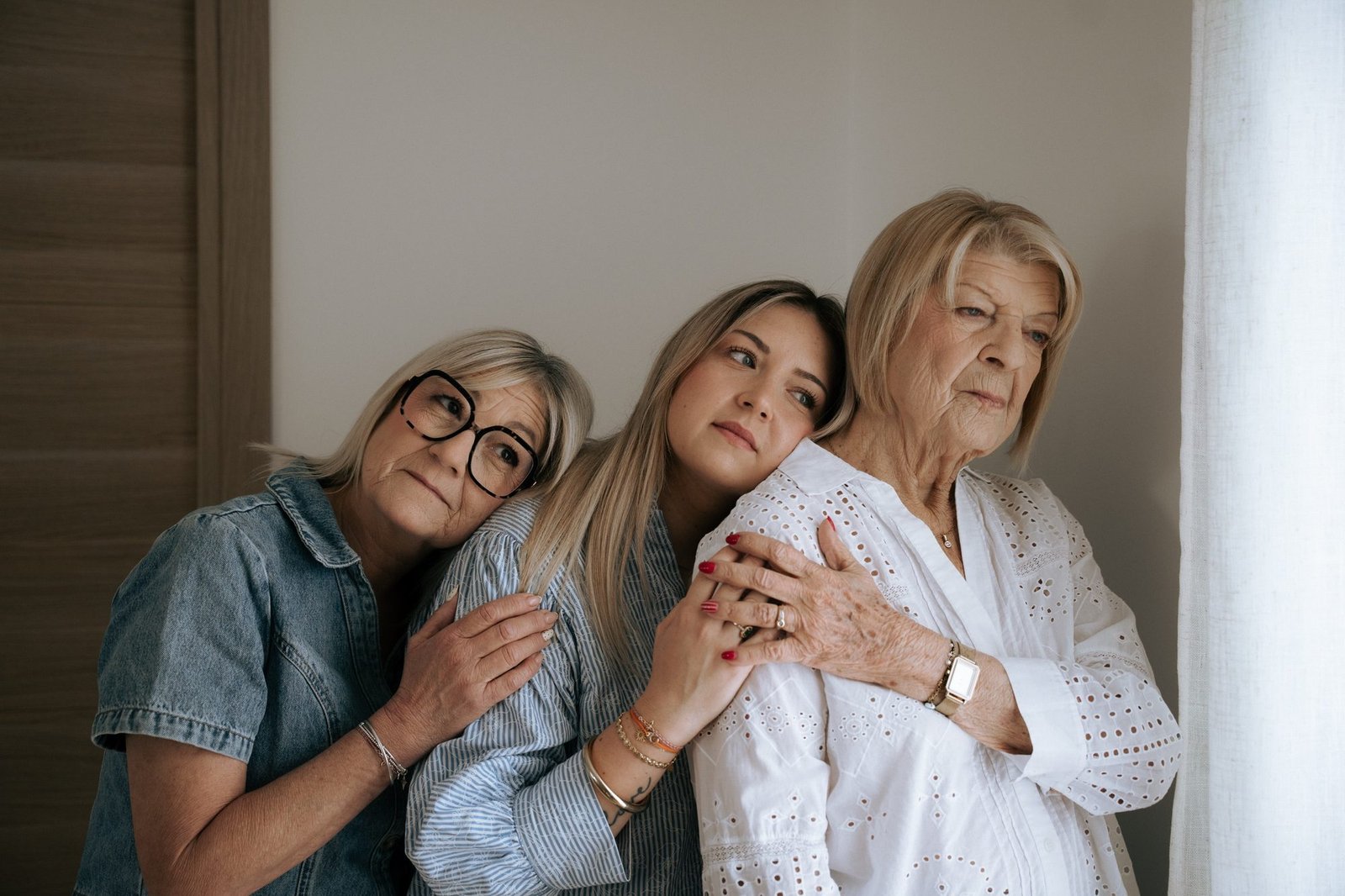 Grand-mère, mère et fille partagent un instant complice en intérieur