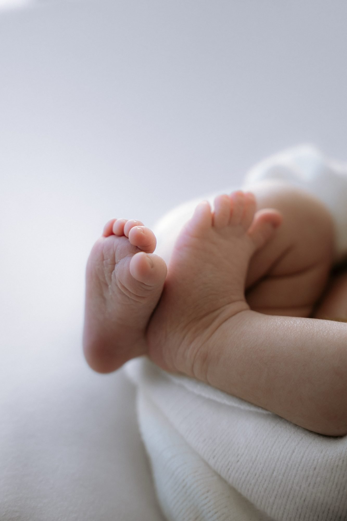 Gros plan sur les pieds d'un nouveau-né
