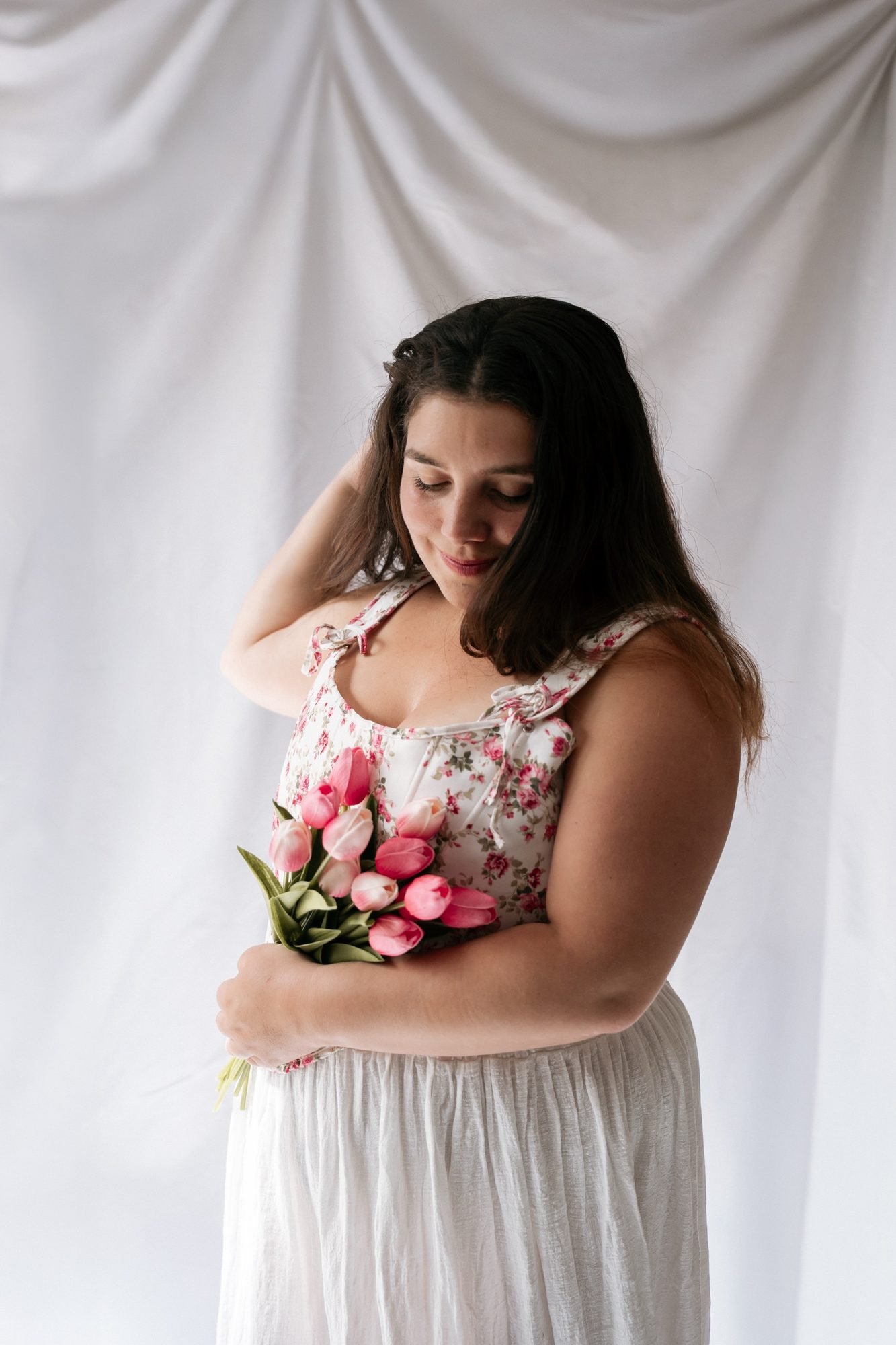 Bouquet de tulipes roses contre la robe fleurie