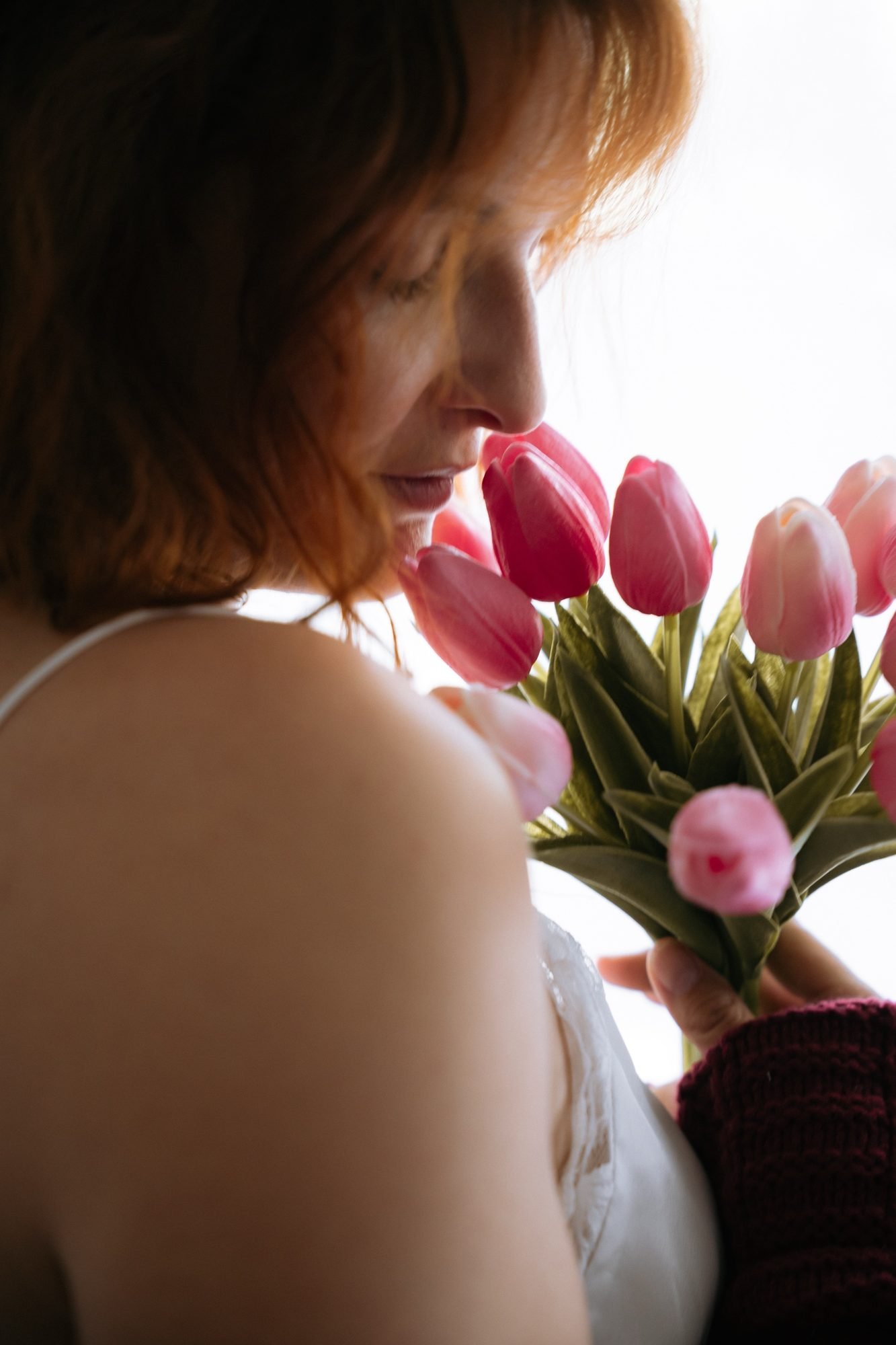 Un bouquet de tulipes roses respiré avec douceur